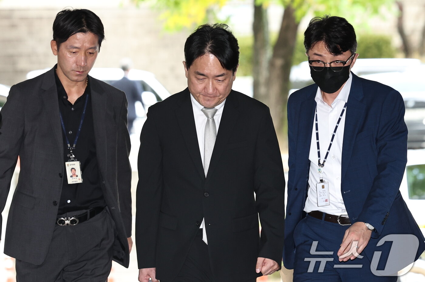 본문 이미지 - 티몬·위메프(티메프)의 판매 대금 미정산 사태의 핵심 피의자인 류화현 위메프 대표가 10일 오전 서울 서초구 서울중앙지방법원에서 열리는 특정경제범죄 가중처벌 등에 관한 법률 위반(사기·횡령·배임) 혐의 관련 구속 전 피의자 심문(영장실질심사)에 출석하고 있다. 2024.10.10/뉴스1 ⓒ News1 구윤성 기자