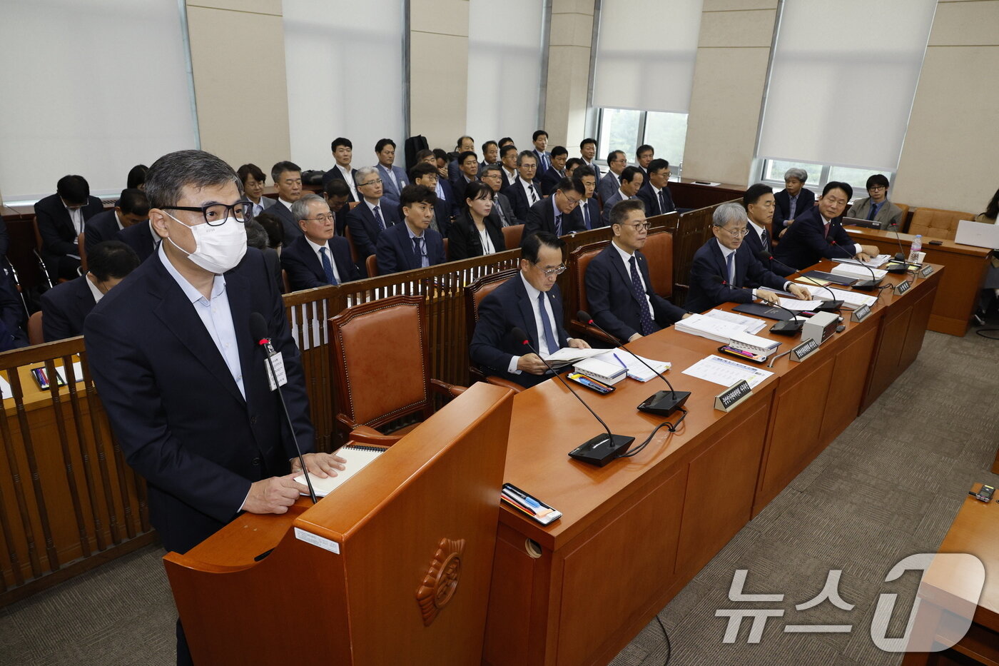 본문 이미지 - 황인수 진실·화해를위한과거사정리위원회 조사1국장이 10일 오전 서울 여의도 국회 행정안전위원회에서 열린 중앙선거관리위원회·진화위·소방청·한국소방산업기술원 국정감사에 출석해 마스크를 벗어달라는 위원장 요구를 거부하고 있다. 2024.10.10/뉴스1 ⓒ News1 안은나 기자