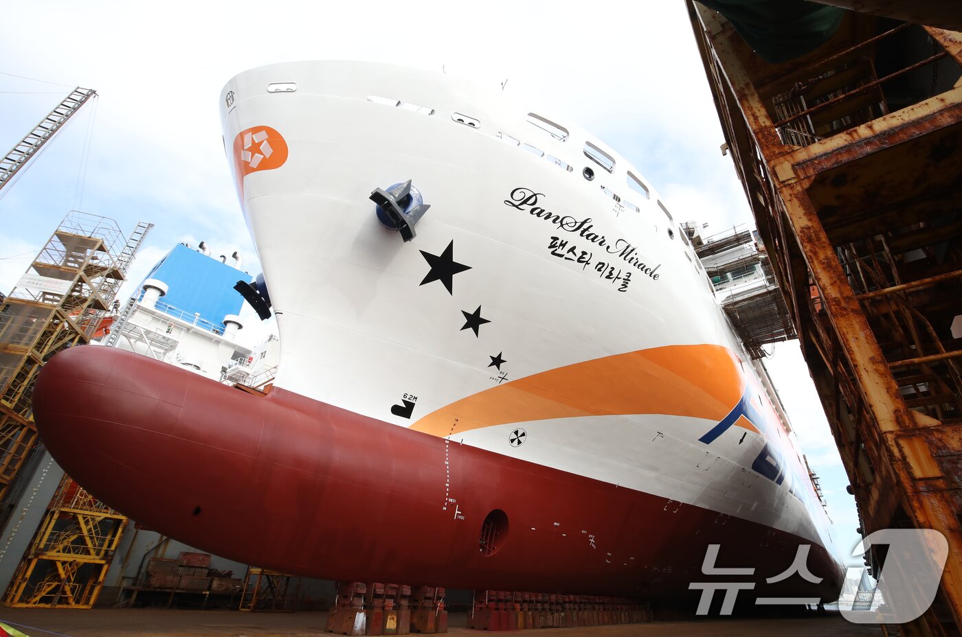 본문 이미지 - 10일 오전 부산 영도구 대선조선에서 팬스타그룹이 국내 최초로 건조한 호화 크루즈페리 '팬스타 미라클호' 진수식이 열리고 있다. 2024.10.10/뉴스1 ⓒ News1 윤일지 기자