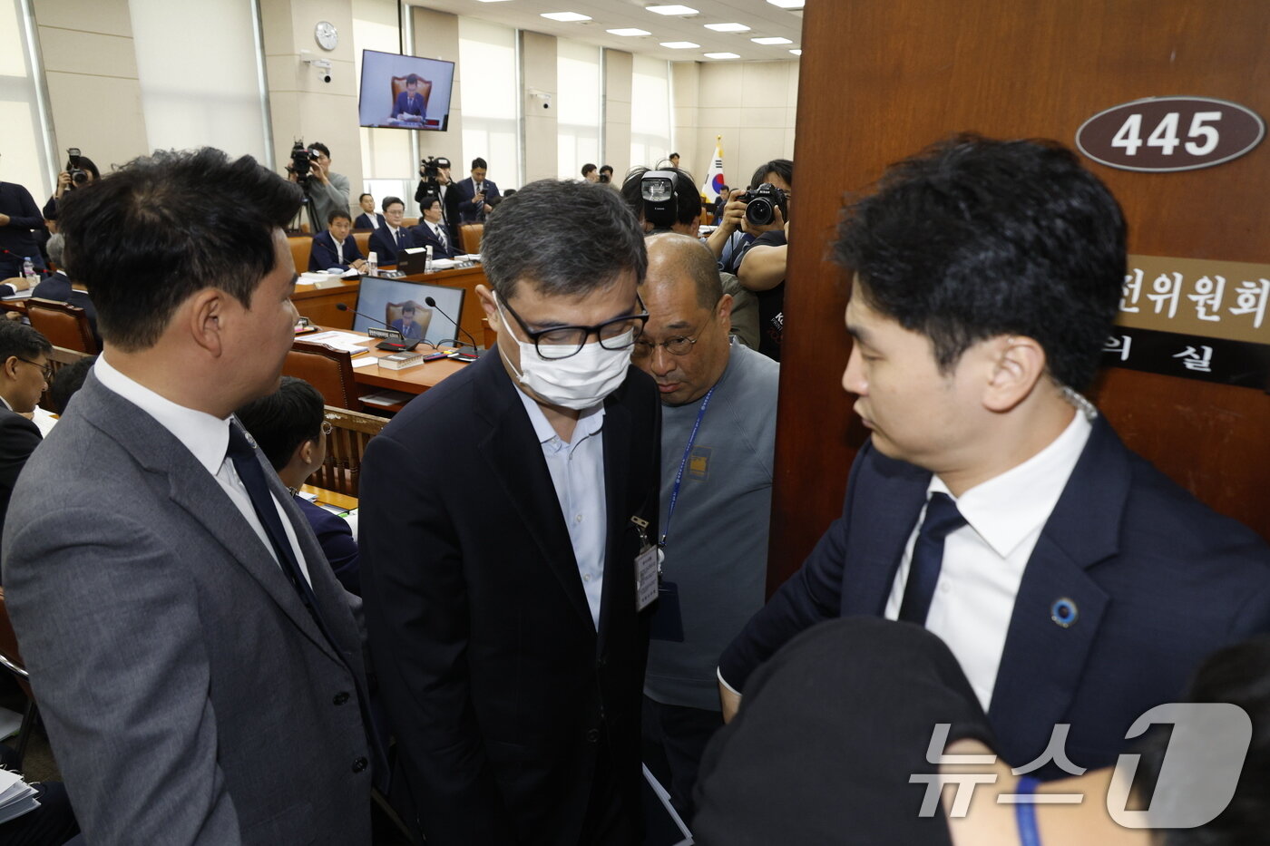 본문 이미지 - 황인수 진실·화해를위한과거사정리위원회 조사1국장이 10일 오전 서울 여의도 국회 행정안전위원회에서 열린 중앙선거관리위원회·진화위·소방청·한국소방산업기술원 국정감사에 출석해 마스크를 벗어달라는 위원장 요구를 거부해 퇴장 당하고 있다. 2024.10.10/뉴스1 ⓒ News1 안은나 기자