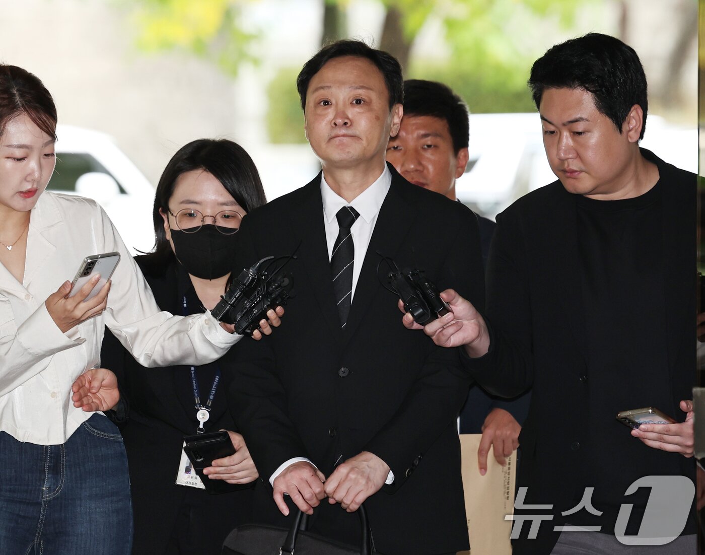 본문 이미지 - 티몬·위메프(티메프)의 판매 대금 미정산 사태의 핵심 피의자인 류광진 티몬 대표가 10일 오전 서울 서초구 서울중앙지방법원에서 열리는 특정경제범죄 가중처벌 등에 관한 법률 위반(사기·횡령·배임) 혐의 관련 구속 전 피의자 심문(영장실질심사)에 출석하고 있다. 2024.10.10/뉴스1 ⓒ News1 구윤성 기자