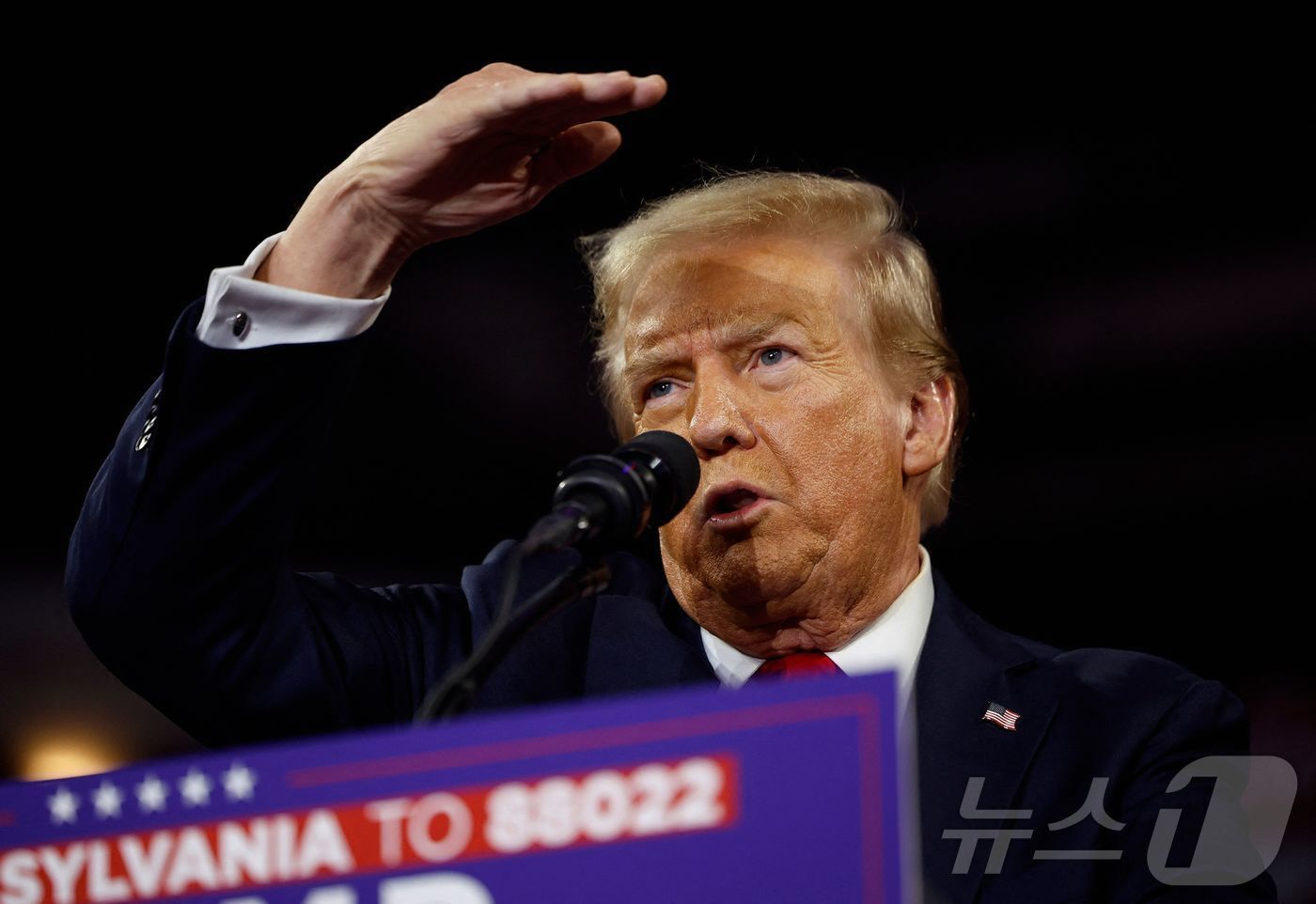 본문 이미지 - 미국 공화당 대선후보인 도널드 트럼프 전 대통령이 9일&#40;현지시간&#41; 펜실베이니아주 리딩에서 열린 선거 집회서 “셰일가스 등 화석 에너지원을 적극 개발하겠다”고 밝히고 있다. 2024.10.10 ⓒ AFP=뉴스1 ⓒ News1 우동명 기자