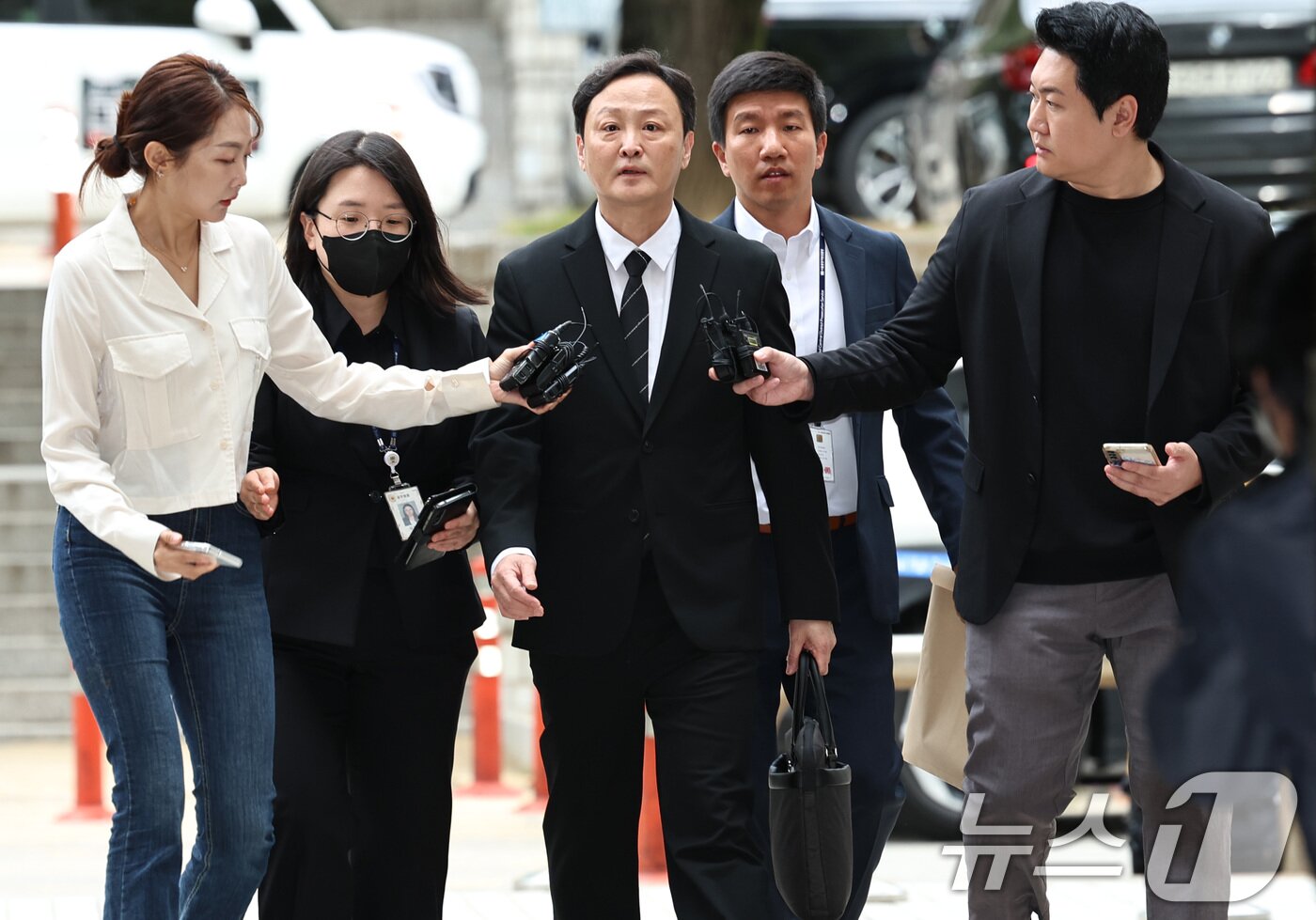 본문 이미지 - 티몬·위메프(티메프)의 판매 대금 미정산 사태의 핵심 피의자인 류광진 티몬 대표가 10일 오전 서울 서초구 서울중앙지방법원에서 열리는 특정경제범죄 가중처벌 등에 관한 법률 위반(사기·횡령·배임) 혐의 관련 구속 전 피의자 심문(영장실질심사)에 출석하고 있다. 2024.10.10/뉴스1 ⓒ News1 구윤성 기자