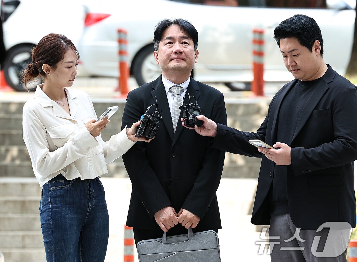 본문 이미지 - 티몬·위메프(티메프)의 판매 대금 미정산 사태의 핵심 피의자인 류화현 위메프 대표가 10일 오전 서울 서초구 서울중앙지방법원에서 열리는 특정경제범죄 가중처벌 등에 관한 법률 위반(사기·횡령·배임) 혐의 관련 구속 전 피의자 심문(영장실질심사)에 출석하고 있다. 2024.10.10/뉴스1 ⓒ News1 구윤성 기자