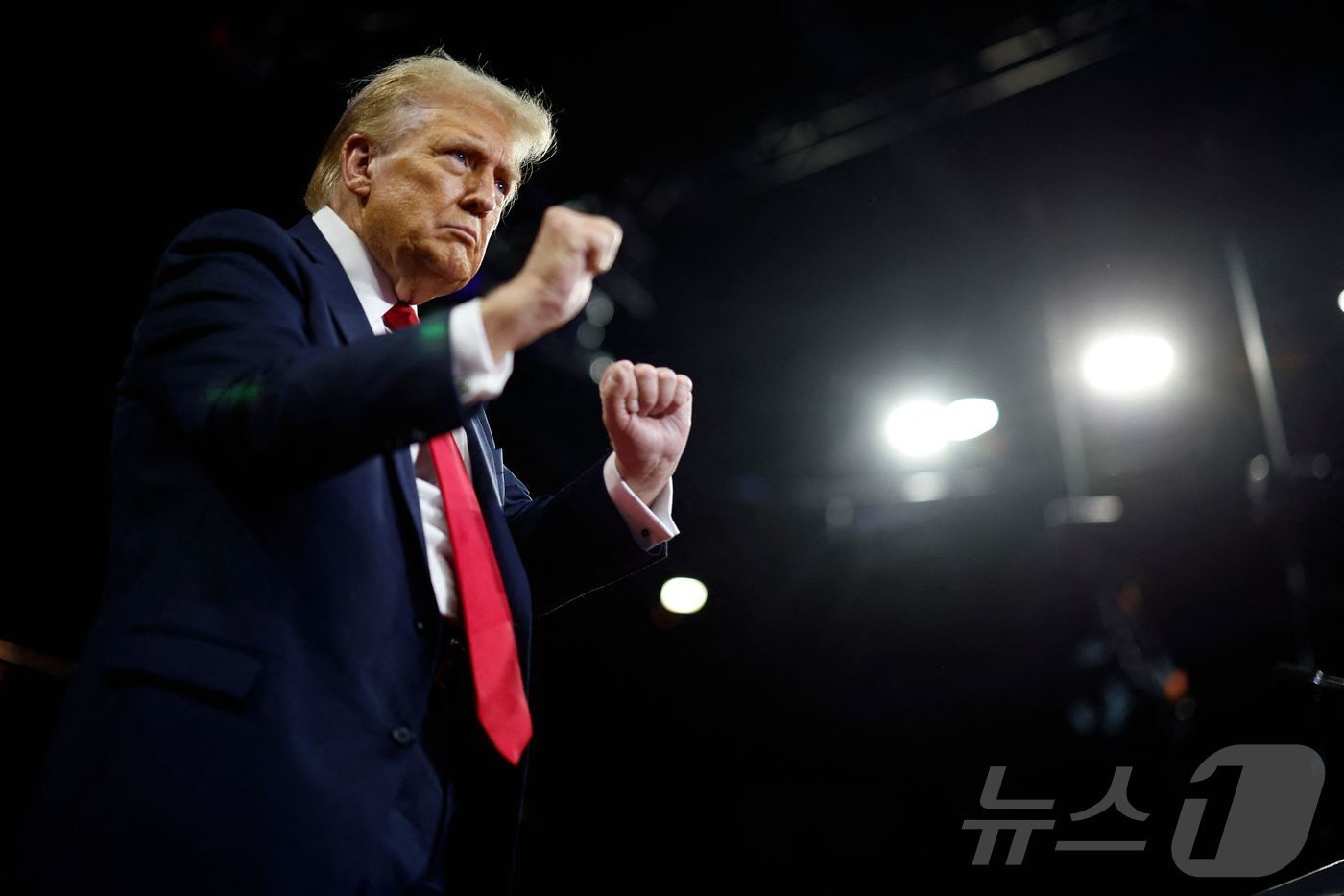 본문 이미지 - 미국 공화당 대선후보인 도널드 트럼프 전 대통령이 지난 9일(현지시간) 펜실베이니아주 리딩에서 열린 선거 집회서 유세를 마친 뒤 춤을 추고 있다. 2024.10.10 ⓒ AFP=뉴스1 ⓒ News1 우동명 기자