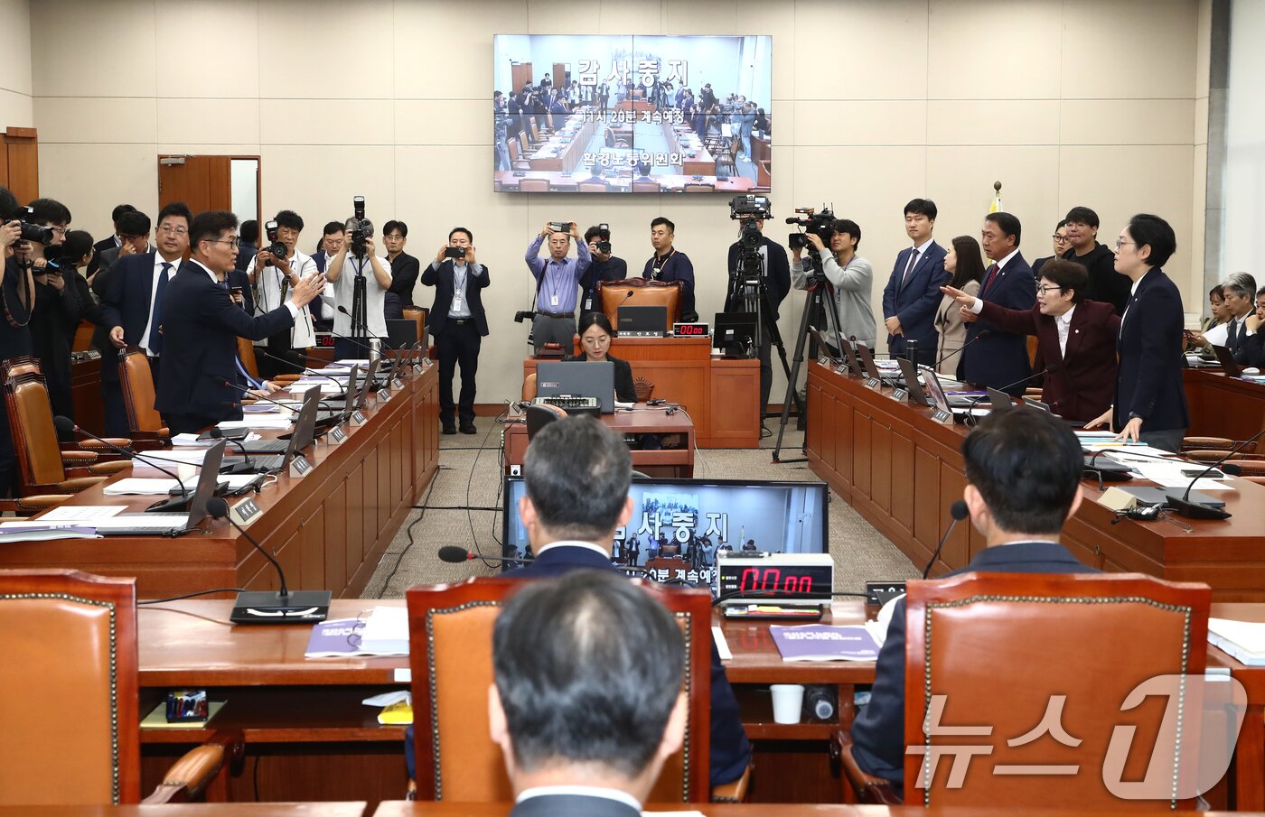 본문 이미지 - 10일 오전 서울 여의도 국회에서 열린 환경노동위원회의 고용노동부에 대한 국정감사에서 여야 의원들이 김문수 고용노동부장관의 후보자 청문회 당시 논란이 됐던 &#39;역사관&#39;과 관련해 설전을 벌이고 있다. 2024.10.10/뉴스1 ⓒ News1 이광호 기자