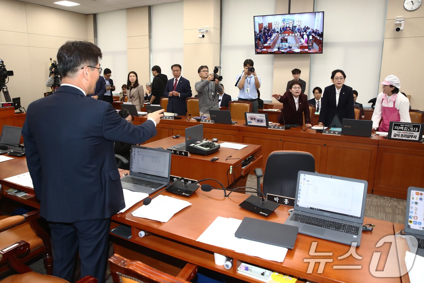 본문 이미지 - 10일 오전 서울 여의도 국회에서 열린 환경노동위원회의 고용노동부에 대한 국정감사에서 여야 의원들이 김문수 고용노동부장관의 후보자 청문회 당시 논란이 됐던 &#39;역사관&#39;과 관련해 설전을 벌이고 있다. 2024.10.10/뉴스1 ⓒ News1 이광호 기자