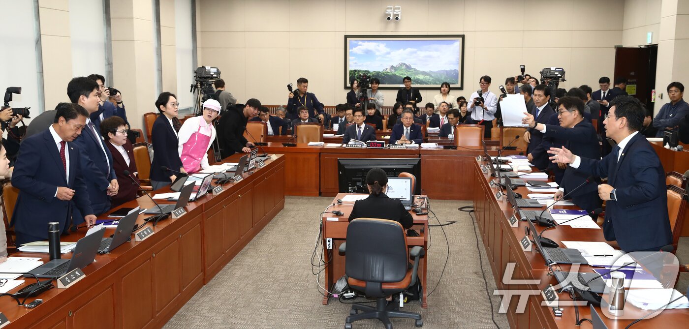 본문 이미지 - 10일 오전 서울 여의도 국회에서 열린 환경노동위원회의 고용노동부에 대한 국정감사에서 여야 의원들이 김문수 고용노동부장관의 후보자 청문회 당시 논란이 됐던 &#39;역사관&#39;과 관련해 설전을 벌이고 있다. 2024.10.10/뉴스1 ⓒ News1 이광호 기자