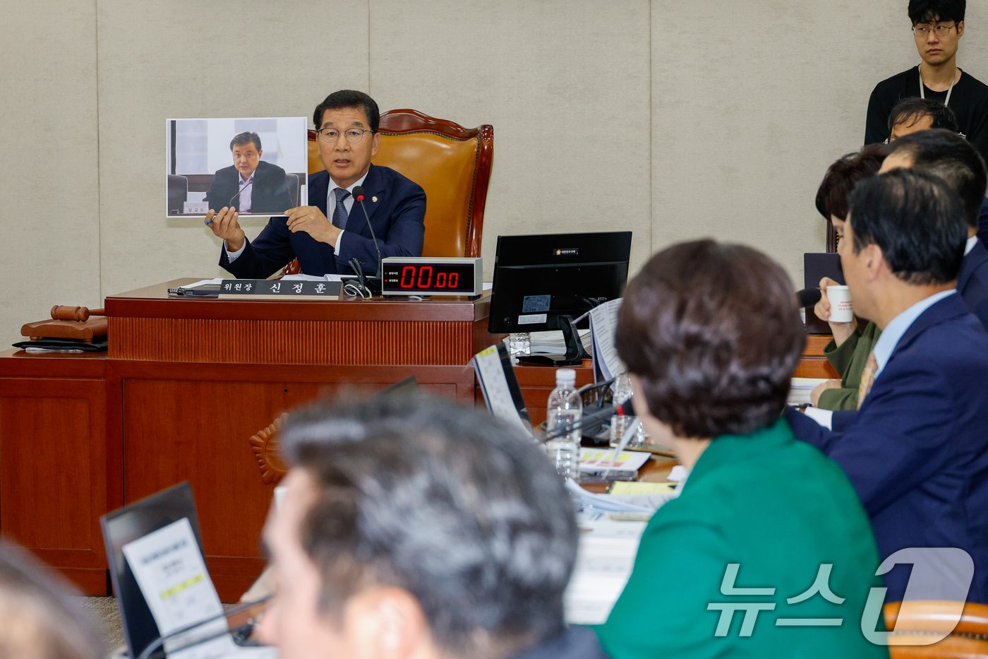 (서울=뉴스1) 안은나 기자 = 신정훈 국회 행정안전위원회 위원장이 10일 오전 서울 여의도 국회 행안위에서 열린 중앙선거관리위원회·진실·화해를위한과거사정리위원회·소방청·한국소방산 …