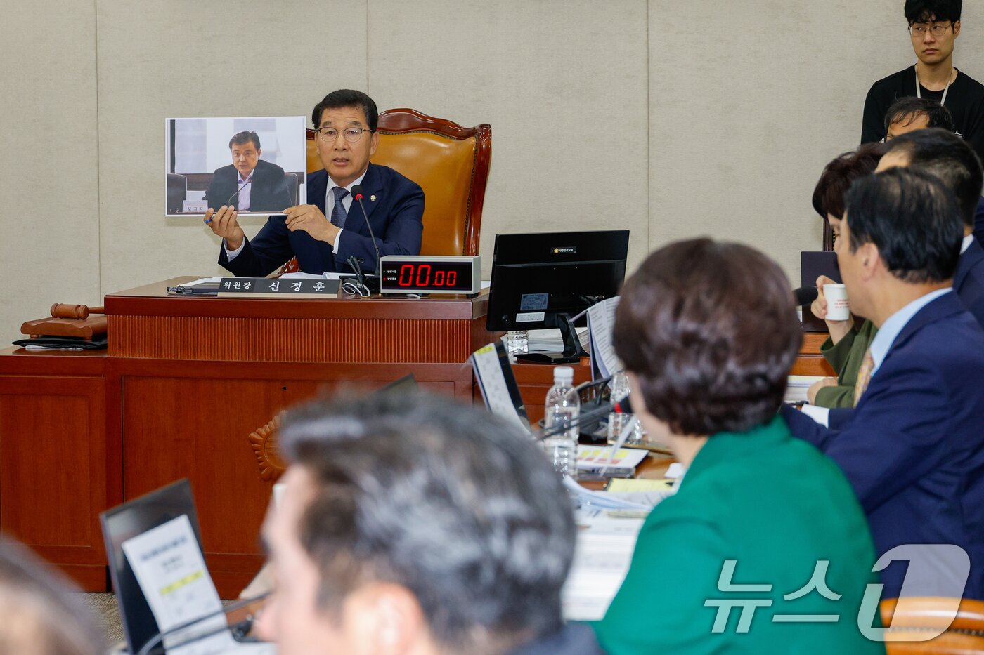 본문 이미지 - 신정훈 국회 행정안전위원회 위원장이 10일 오전 서울 여의도 국회 행안위에서 열린 중앙선거관리위원회·진실·화해를위한과거사정리위원회·소방청·한국소방산업기술원 국정감사에서 황인수 조사1국장의 언론보도 사진을 들고 마스크를 벗을 것을 요구하고 있다. 2024.10.10/뉴스1 ⓒ News1 안은나 기자