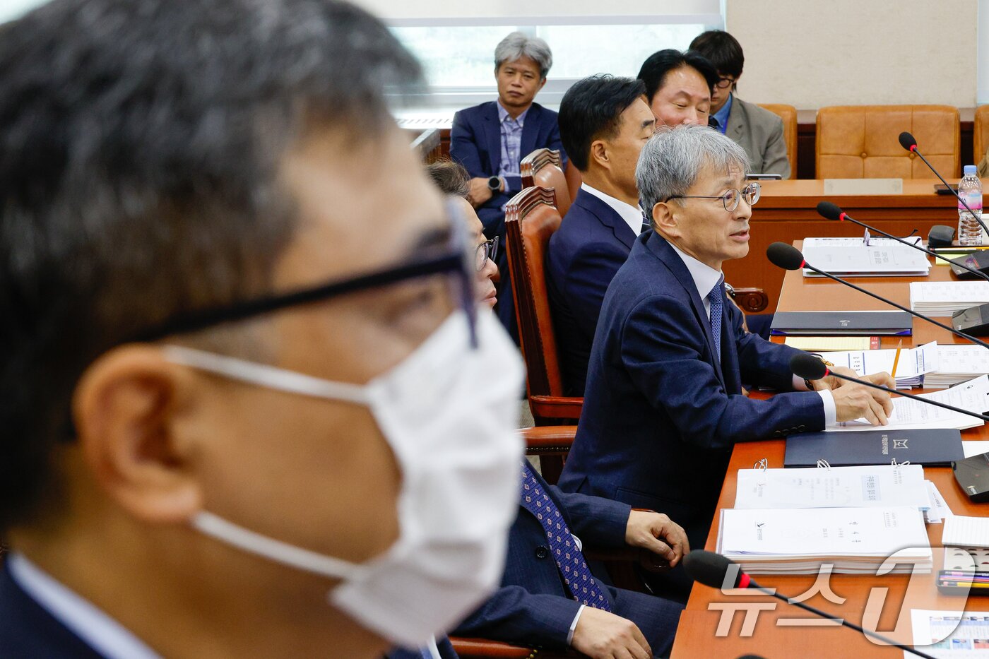 본문 이미지 - 김광동 진실화해를위한과거사정리위원회 위원장이 10일 오전 서울 여의도 국회 행정안전위원회에서 열린 중앙선거관리위원회·진실·화해를위한과거사정리위원회·소방청·한국소방산업기술원 국정감사에서 황인수 조사1국장의 마스크 착용과 관련 발언하고 있다. 2024.10.10/뉴스1 ⓒ News1 안은나 기자
