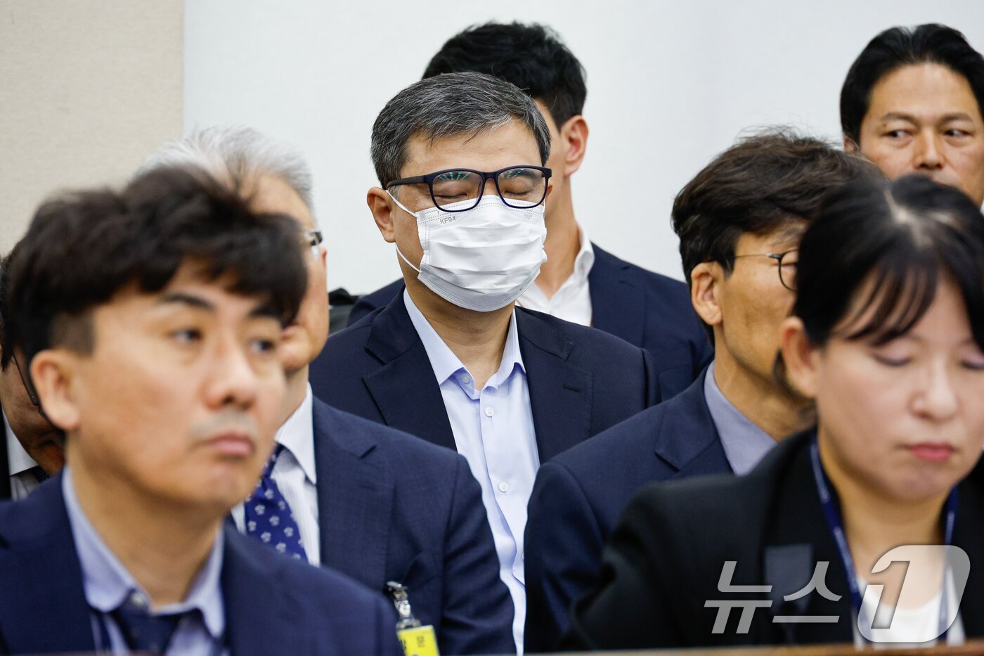 본문 이미지 - 황인수 진실·화해를위한과거사정리위원회 조사1국장이 10일 오전 서울 여의도 국회 행정안전위원회에서 열린 중앙선거관리위원회·진실·화해를위한과거사정리위원회·소방청·한국소방산업기술원 국정감사에 출석해 눈을 감고 있다. 2024.10.10/뉴스1 ⓒ News1 안은나 기자