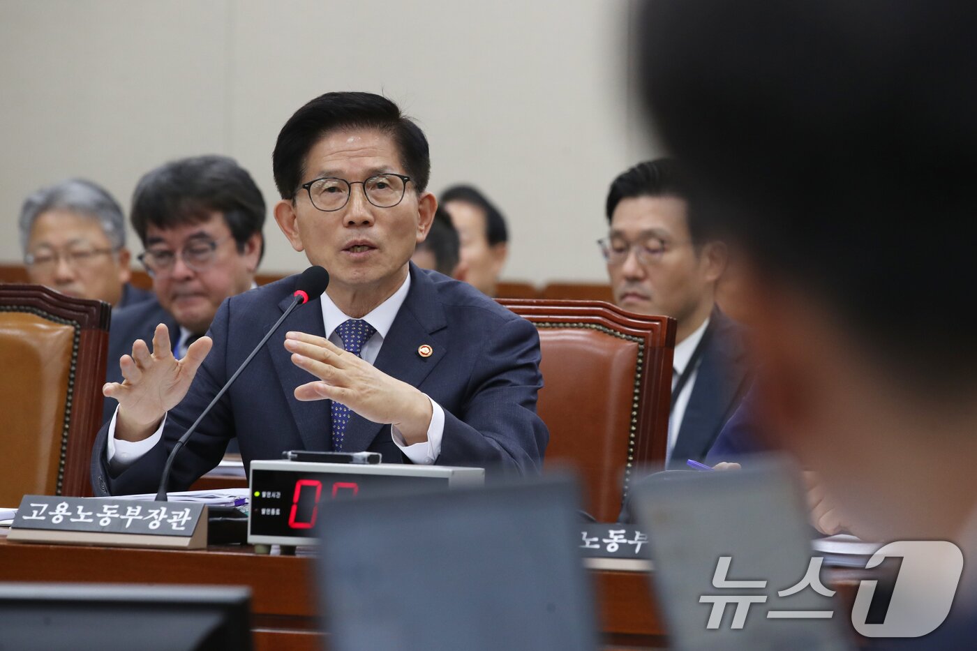 본문 이미지 - 김문수 고용노동부장관이 10일 오전 서울 여의도 국회에서 열린 환경노동위원회의 고용노동부에 대한 국정감사에 출석해 논란이 됐던 &#39;역사관&#39;에 대한 야당의 재해명 요구에 답변하고 있다. 2024.10.10/뉴스1 ⓒ News1 이광호 기자