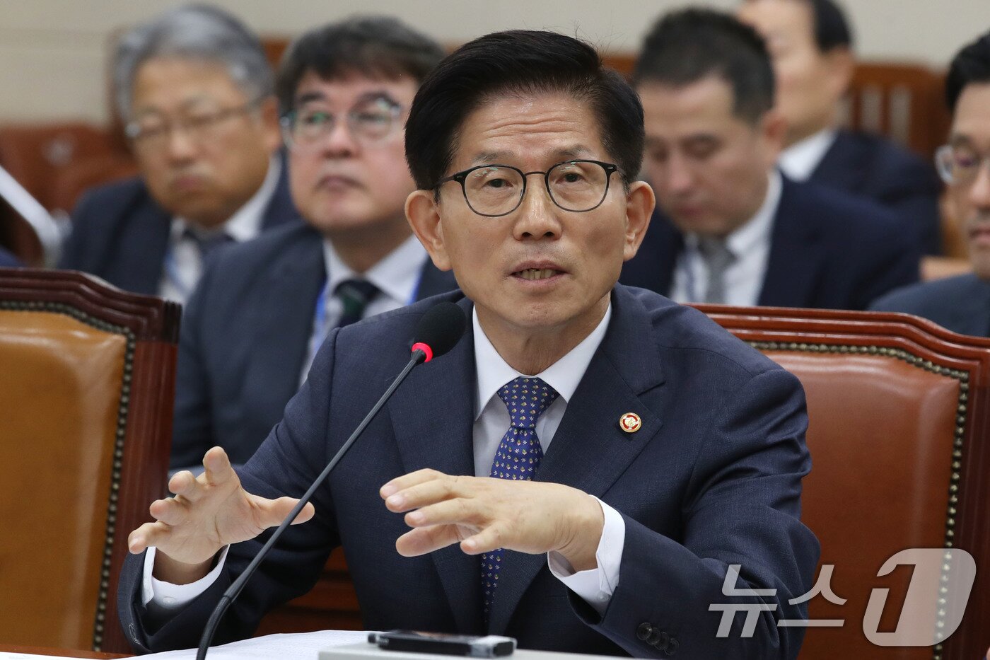 본문 이미지 - 김문수 고용노동부장관이 10일 오전 서울 여의도 국회에서 열린 환경노동위원회의 고용노동부에 대한 국정감사에 출석해 논란이 됐던 &#39;역사관&#39;에 대한 야당의 재해명 요구에 답변하고 있다. 2024.10.10/뉴스1 ⓒ News1 이광호 기자