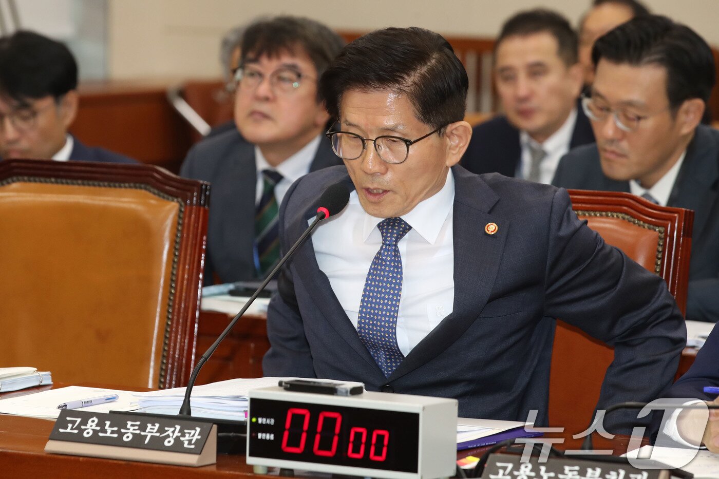 본문 이미지 - 김문수 고용노동부장관이 10일 오전 서울 여의도 국회에서 열린 환경노동위원회의 고용노동부에 대한 국정감사에 출석하고 있다. 2024.10.10/뉴스1 ⓒ News1 이광호 기자