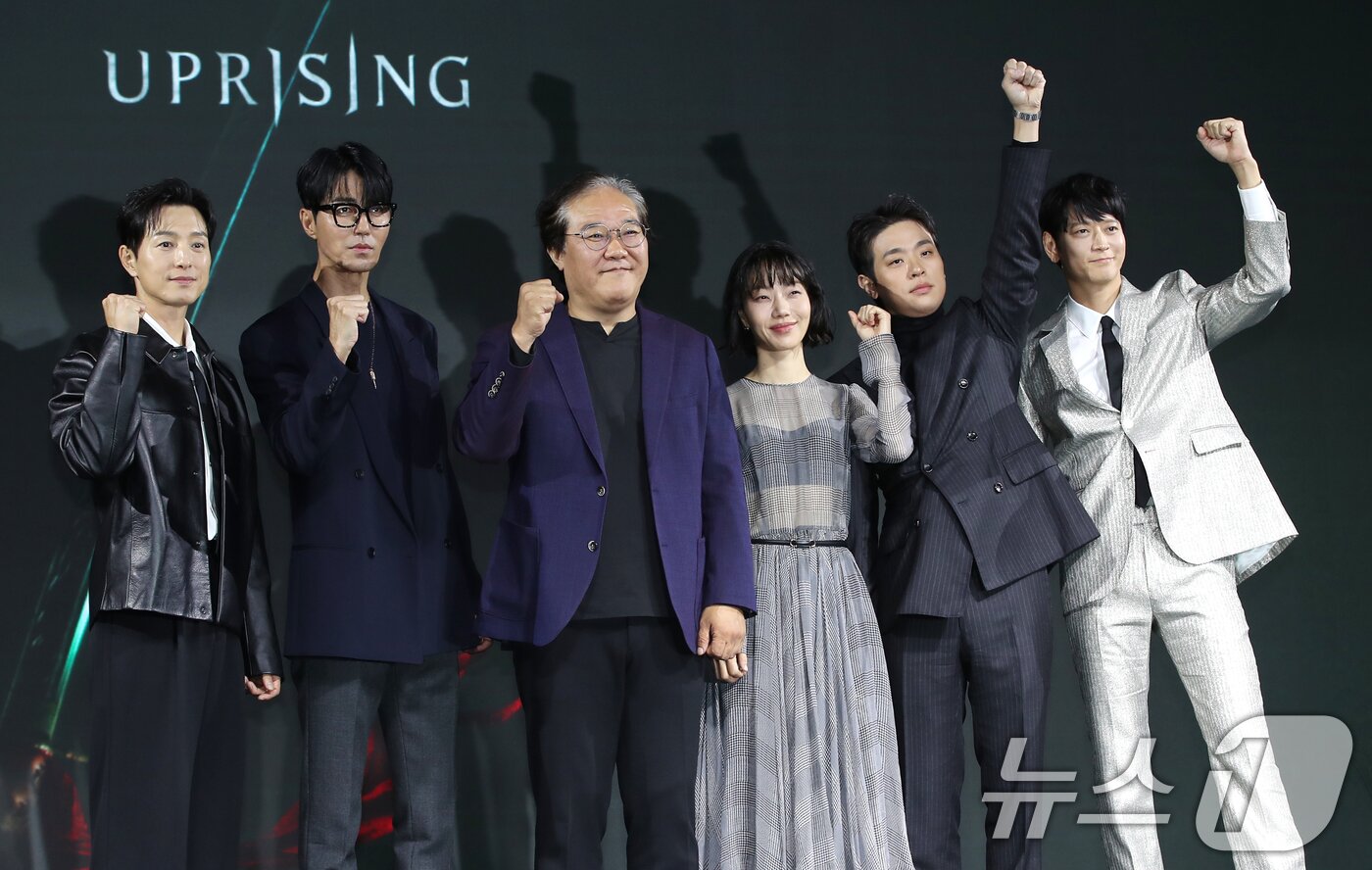 본문 이미지 - 배우 정성일과 차승원(왼쪽부터), 김상만 감독, 김신록, 박정민, 강동원이 10일 서울 종로구 JW 메리어트 동대문 스퀘어에서 진행된 넷플릭스 영화 '전,란'(감독 김상만) 제작보고회에 참석해 포즈를 취하고 있다. ‘전,란’은 왜란이 일어난 혼란의 시대에 함께 자란 조선 최고 무신 집안의 아들 종려(박정민 분)와 그의 몸종 천영(강동원 분)이 선조(차승원 분)의 최측근 무관과 의병으로 적이 되어 다시 만나는 이야기를 그린 작품이다. 2024.10.10/뉴스1 ⓒ News1 권현진 기자