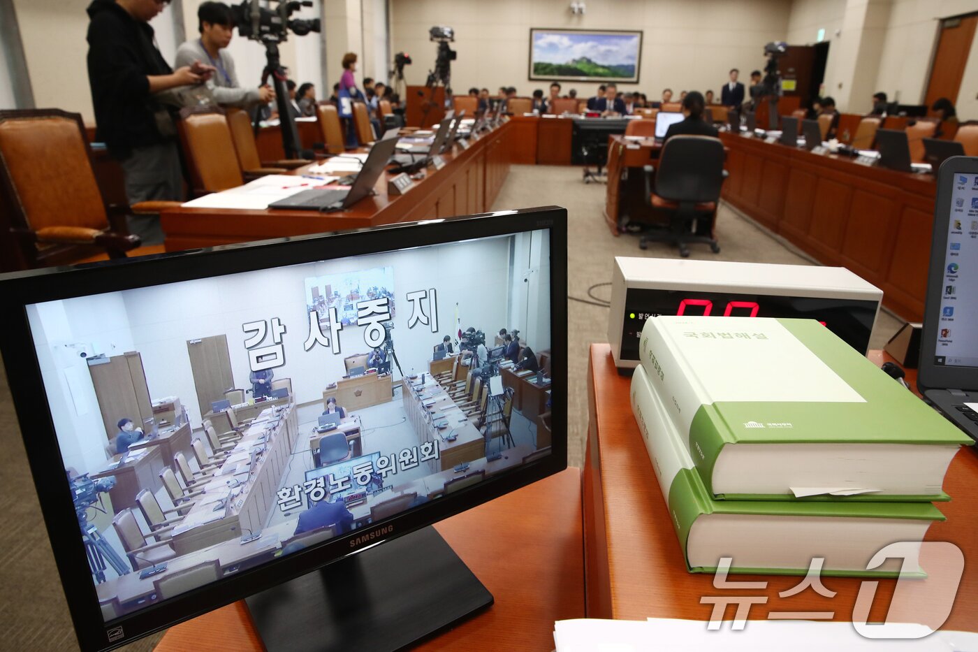 본문 이미지 - 10일 오전 서울 여의도 국회에서 열린 환경노동위원회의 고용노동부에 대한 국정감사가 김문수 고용노동부장관의 &#39;역사관&#39;과 관련한 여야 의원들의 설전으로 중지돼 있다. 2024.10.10/뉴스1 ⓒ News1 이광호 기자
