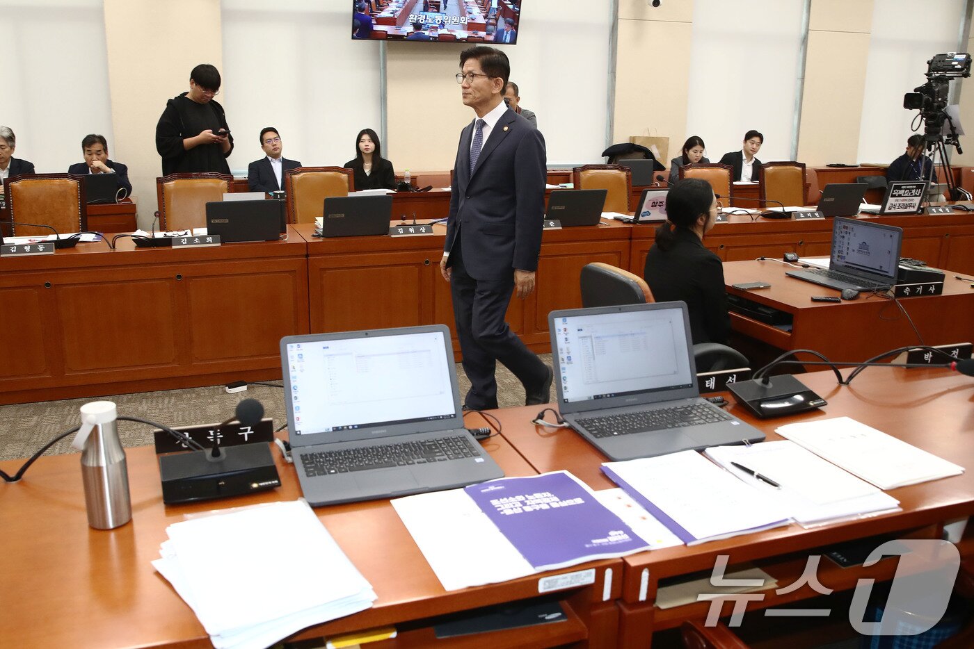 본문 이미지 - 김문수 고용노동부장관이 10일 오전 서울 여의도 국회에서 열린 환경노동위원회의 고용노동부에 대한 국정감사에서 여야 의원들이 김 장관의 &#39;역사관&#39;과 관련해 설전을 벌이다 정회되자 국감장을 나서고 있다. 2024.10.10/뉴스1 ⓒ News1 이광호 기자