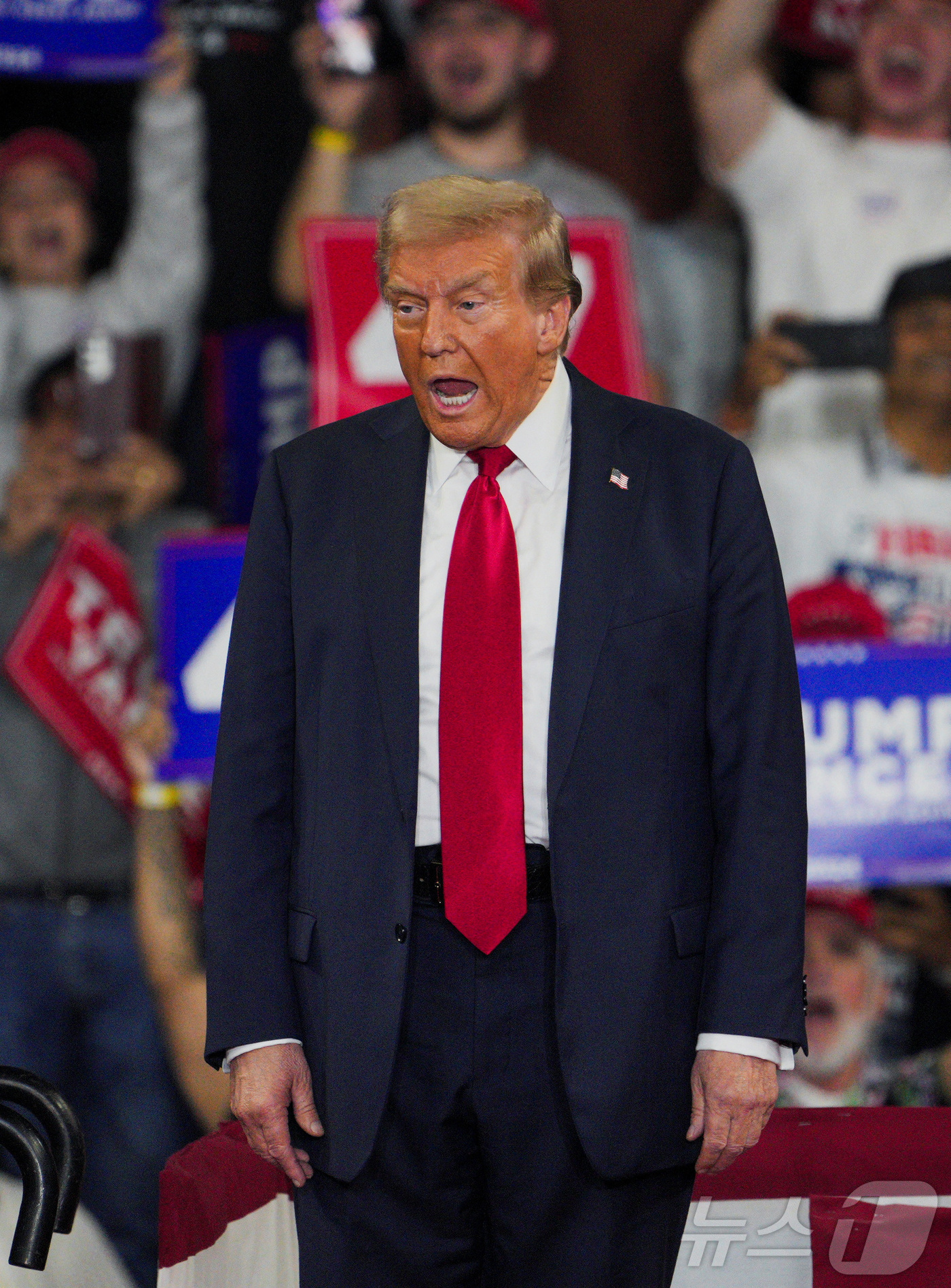 (리딩 로이터=뉴스1) 우동명 기자 = 미국 공화당 대선후보인 도널드 트럼프 전 대통령이 9일(현지시간) 펜실베이니아주 리딩에서 열린 선거 집회서 “재임 시절 김정은 북한 국무위원 …