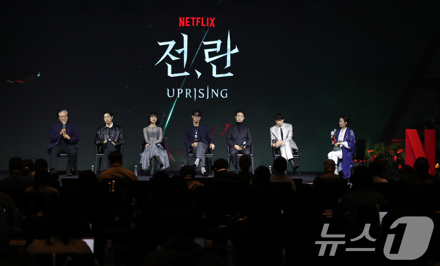 (서울=뉴스1) 권현진 기자 = 김상만 감독이 10일 서울 종로구 JW 메리어트 동대문 스퀘어에서 진행된 넷플릭스 영화 '전,란' 제작보고회에 참석해 인사말을 하고 있다.‘전,란’ …