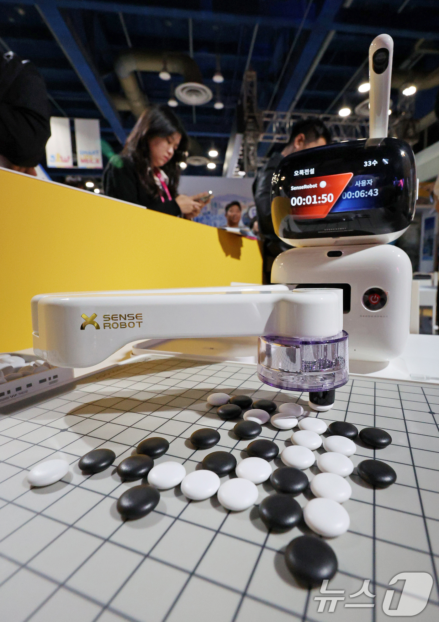 (서울=뉴스1) 장수영 기자 = 10일 오전 서울 강남구 코엑스에서 열린 스마트라이프위크에서 오목을 두는 로봇이 사람과 대전을 벌이고 있다. 2024.10.10/뉴스1