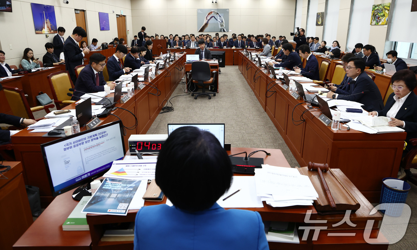 (서울=뉴스1) 김민지 기자 = 10일 오전 서울 여의도 국회 과학기술정보방송통신위원회에서 정보통신산업진흥원·소프트웨어정책연구소·한국인터넷진흥원·한국방송통신전파진흥원·한국지능정보사 …