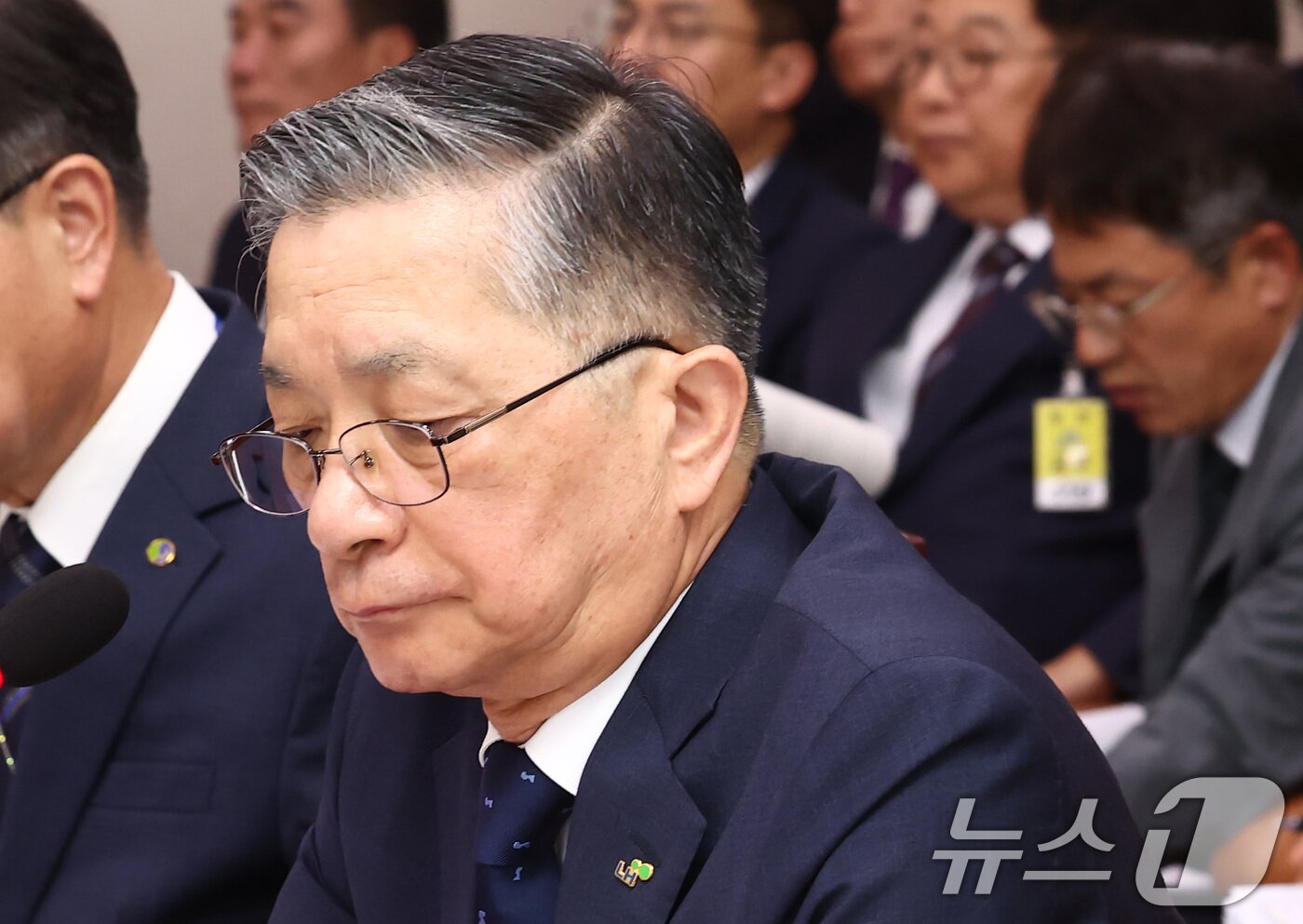 본문 이미지 - 이한준 한국토지주택공사(LH) 사장이 10일 오전 서울 여의도 국회 국토교통위원회에서 열린 한국토지주택공사 등에 대한 국정감사에서 질의를 듣던 도중 생각에 잠겨 있다. 2024.10.10/뉴스1 ⓒ News1 김민지 기자