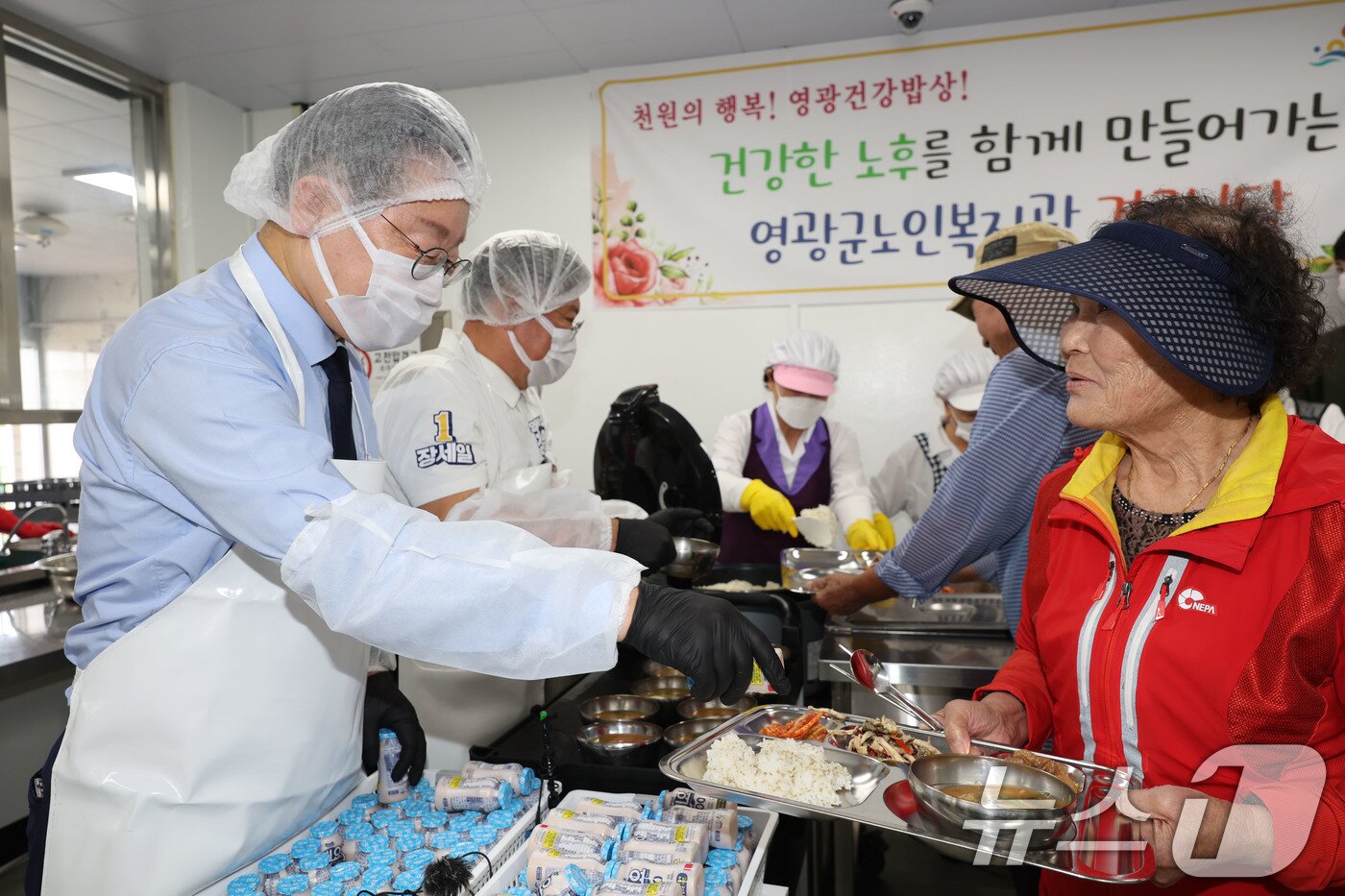 본문 이미지 - &#39;10·16 전남 영광군수 재선거&#39; 지원에 나선 이재명 더불어민주당 대표가 10일 전남 영광군노인복지관에서 점심 배식봉사를 하고 있다. 2024.10.10/뉴스1 ⓒ News1 김태성 기자