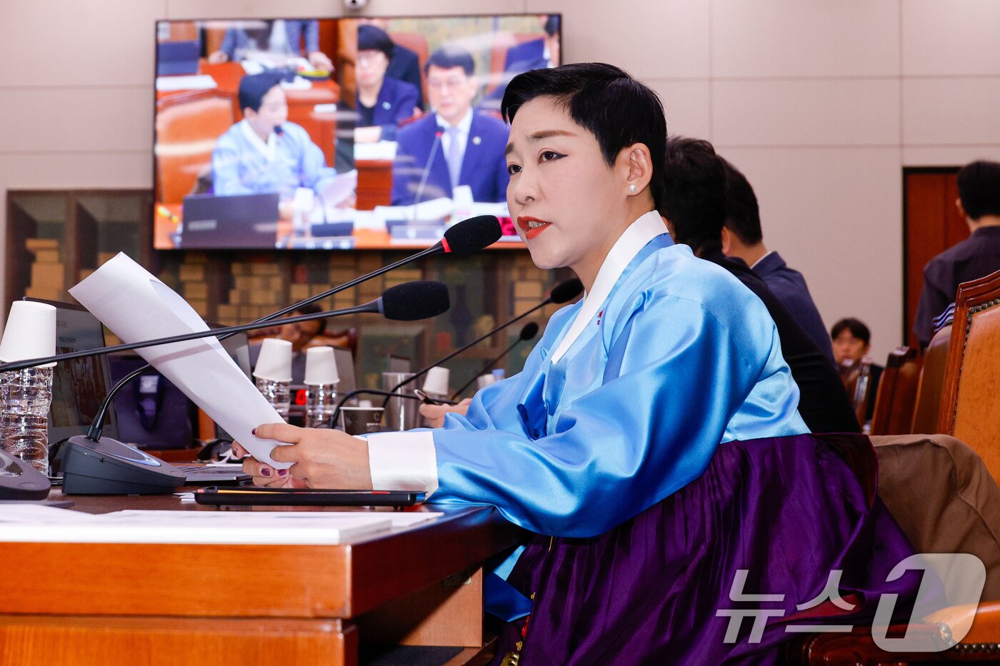 본문 이미지 - 김재원 조국혁신당 의원이 10일 서울 여의도 국회 문화체육관광위원회에서 열린 국가유산청 등 국정감사에서 한복을 입은 채 최응천 국가유산청장을 향해 한복 활성화와 관련 질의하고 있다. 2024.10.10/뉴스1 ⓒ News1 안은나 기자