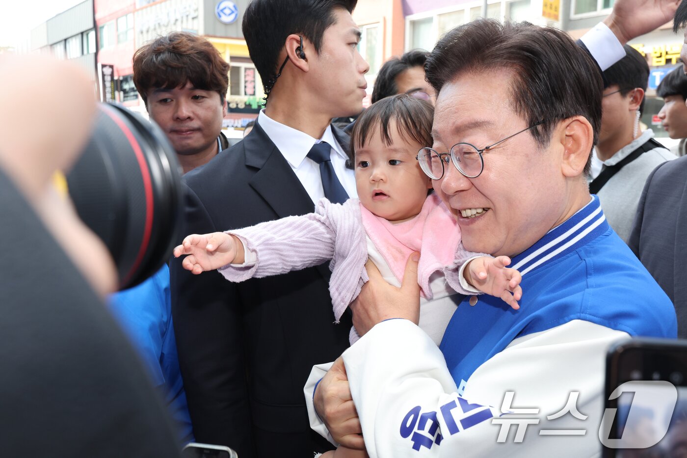 본문 이미지 - '10·16 전남 영광군수 재선거' 지원에 나선 이재명 더불어민주당 대표가 10일 전남 영광군청 사거리에서 유권자들에게 장세일 후보 지지를 호소하고 있다. 2024.10.10/뉴스1 ⓒ News1 김태성 기자