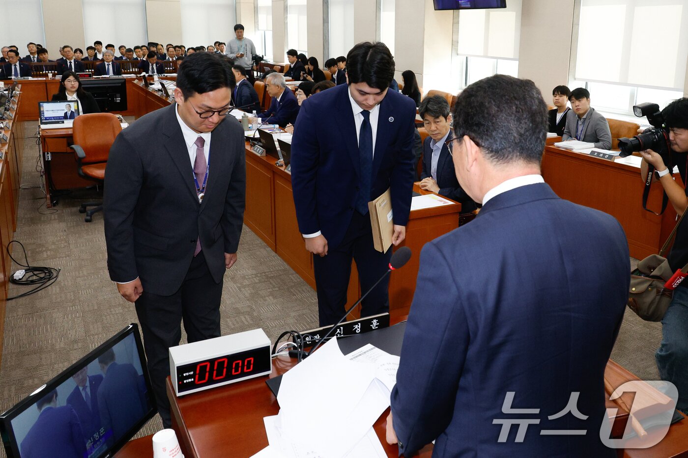본문 이미지 - 신정훈 국회 행정안전위원회 위원장이 10일 오전 서울 여의도 국회 행안위에서 열린 중앙선거관리위원회·진실·화해를위한과거사정리위원회·소방청·한국소방산업기술원 국정감사에서 증인 불출석한 명태균 씨와 김영선 전 국민의힘 의원에 대해 동행명령장을 발부하고 있다. 2024.10.10/뉴스1 ⓒ News1 안은나 기자