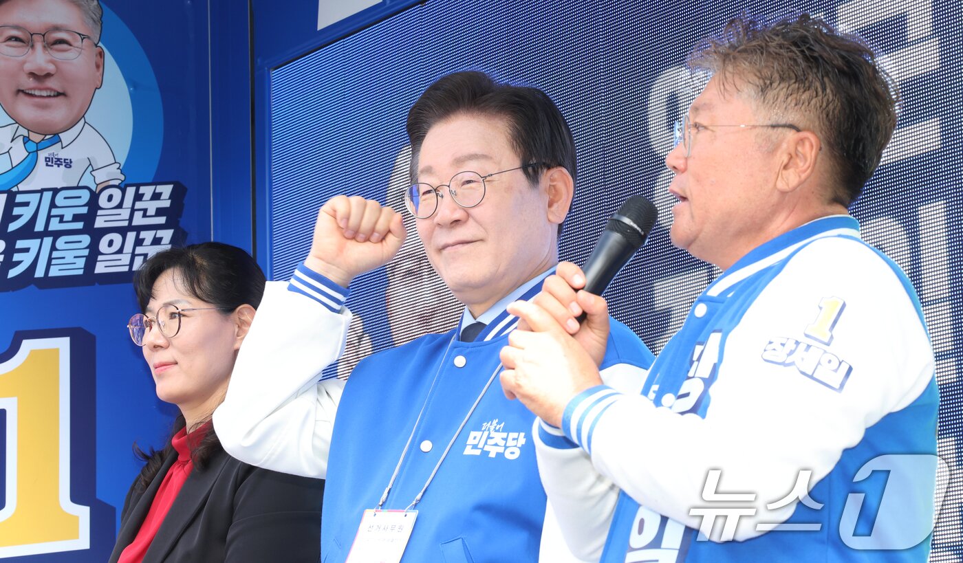 본문 이미지 - 장세일 더불어민주당 영광군수 후보가 10일 전남 영광군청앞 유세현장에서 이재명 당대표와 함께 지지를 호소하고. 2024.10.10/뉴스1 ⓒ News1 김태성 기자