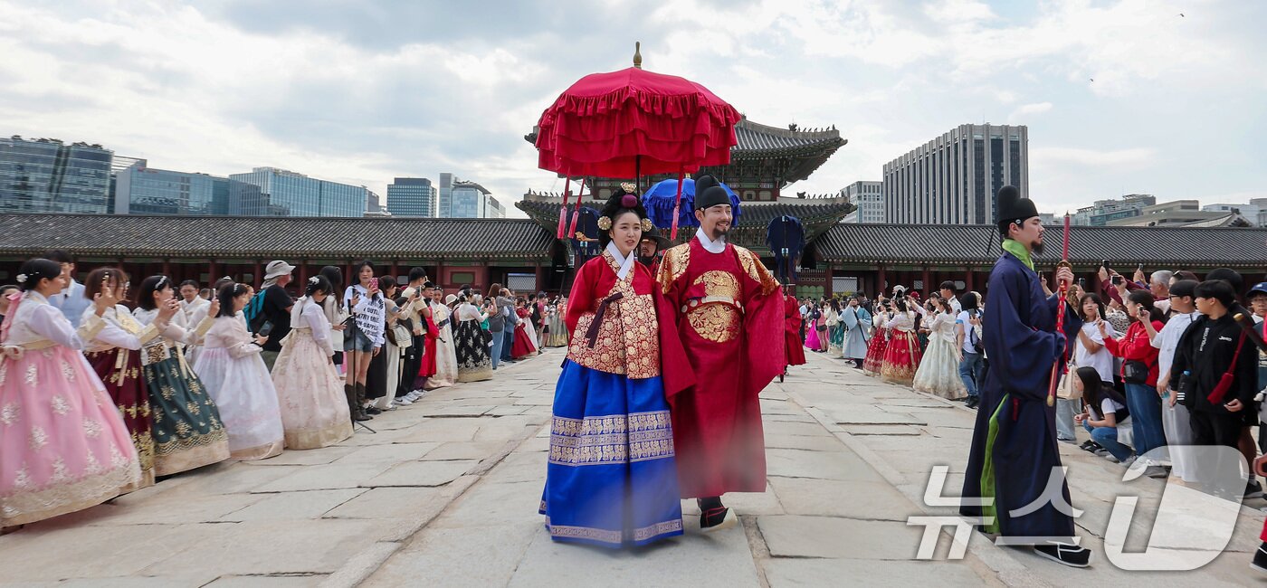 본문 이미지 - 10일 서울 종로구 경복궁에서 열린 2024 가을 궁중문화축전에서 국왕, 왕비, 왕세자, 세자빈이 군사의 호위를 받으며 궁궐을 산책하는 '왕가의 산책'이 재현되고 있다. 국가유산청 궁능유적본부와 국가유산진흥원은 9일부터 13일까지 서울 4대 고궁(경복궁·창덕궁·창경궁·덕수궁)에서 2024 가을 궁중문화축전을 개최한다. 2024.10.10/뉴스1 ⓒ News1 김성진 기자