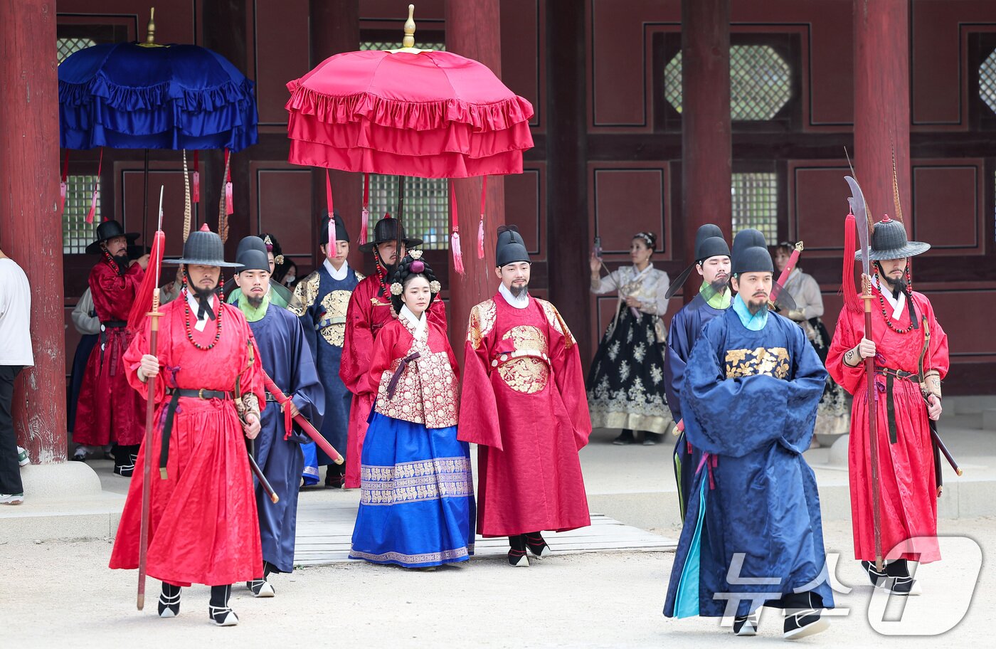 본문 이미지 - 10일 서울 종로구 경복궁에서 열린 2024 가을 궁중문화축전에서 국왕, 왕비, 왕세자, 세자빈이 군사의 호위를 받으며 궁궐을 산책하는 '왕가의 산책'이 재현되고 있다. 2024.10.10/뉴스1 ⓒ News1 김성진 기자
