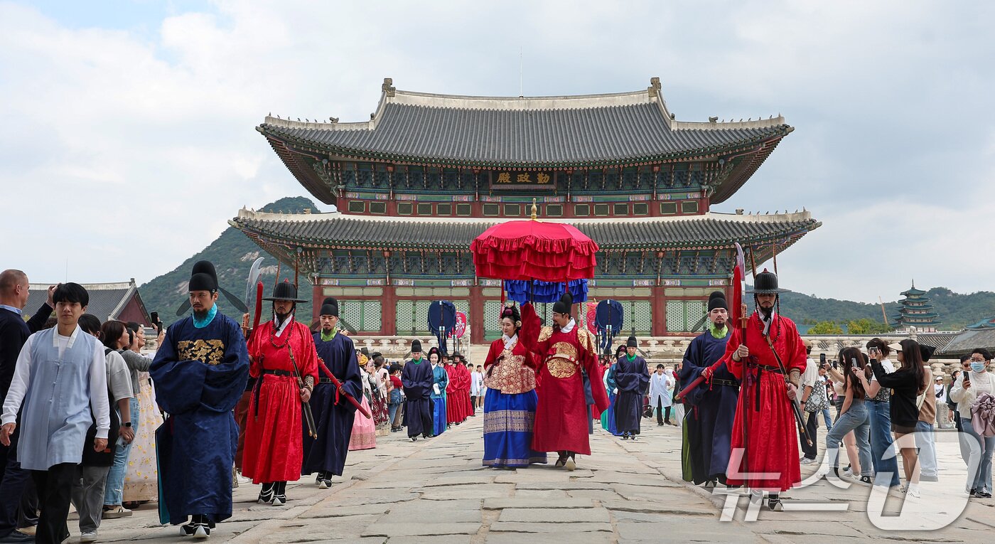 본문 이미지 - 10일 서울 종로구 경복궁에서 열린 2024 가을 궁중문화축전에서 국왕, 왕비, 왕세자, 세자빈이 군사의 호위를 받으며 궁궐을 산책하는 '왕가의 산책'이 재현되고 있다. 국가유산청 궁능유적본부와 국가유산진흥원은 9일부터 13일까지 서울 4대 고궁(경복궁·창덕궁·창경궁·덕수궁)에서 2024 가을 궁중문화축전을 개최한다. 2024.10.10/뉴스1 ⓒ News1 김성진 기자