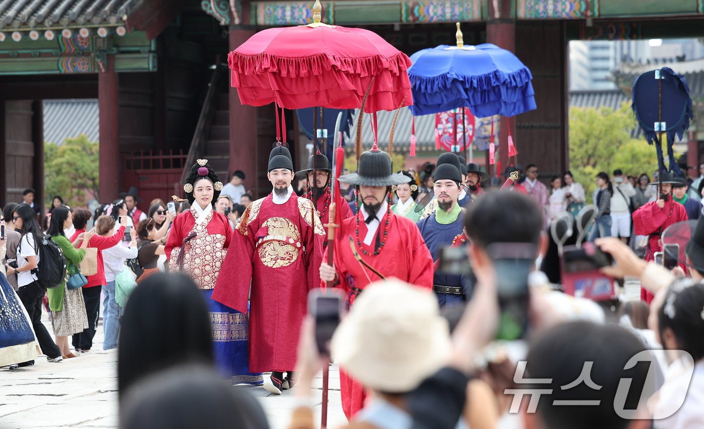 10일 서울 종로구 경복궁에서 열린 2024 가을 궁중문화축전에서 국왕, 왕비, 왕세자, 세자빈이 군사의 호위를 받으며 궁궐을 산책하는 &#39;왕가의 산책&#39;이 재현되고 있다. 국가유산청 궁능유적본부와 국가유산진흥원은 9일부터 13일까지 서울 4대 고궁&#40;경복궁·창덕궁·창경궁·덕수궁&#41;에서 2024 가을 궁중문화축전을 개최한다. 2024.10.10/뉴스1 ⓒ News1 김성진 기자