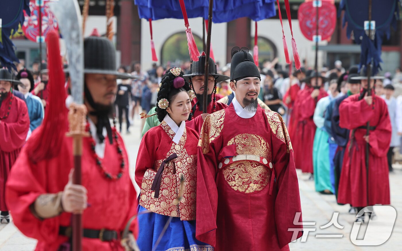 본문 이미지 - 10일 서울 종로구 경복궁에서 열린 2024 가을 궁중문화축전에서 국왕, 왕비, 왕세자, 세자빈이 군사의 호위를 받으며 궁궐을 산책하는 '왕가의 산책'이 재현되고 있다. 2024.10.10/뉴스1 ⓒ News1 김성진 기자
