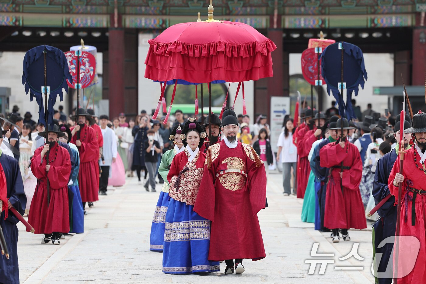 본문 이미지 - 10일 서울 종로구 경복궁에서 열린 2024 가을 궁중문화축전에서 국왕, 왕비, 왕세자, 세자빈이 군사의 호위를 받으며 궁궐을 산책하는 '왕가의 산책'이 재현되고 있다.  2024.10.10/뉴스1 ⓒ News1 김성진 기자