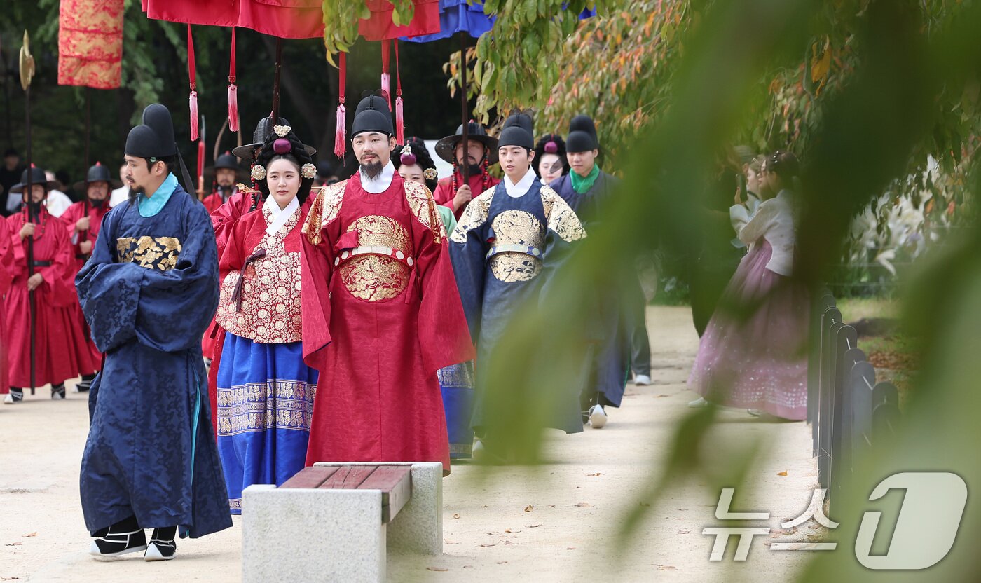 본문 이미지 - 10일 서울 종로구 경복궁에서 열린 2024 가을 궁중문화축전에서 국왕, 왕비, 왕세자, 세자빈이 군사의 호위를 받으며 궁궐을 산책하는 '왕가의 산책'이 재현되고 있다. 2024.10.10/뉴스1 ⓒ News1 김성진 기자