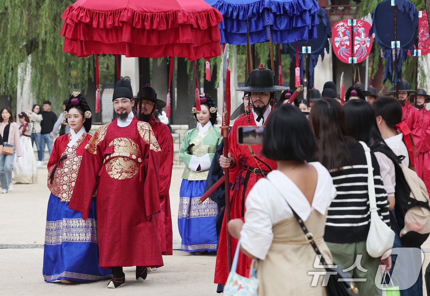 10일 서울 종로구 경복궁에서 열린 2024 가을 궁중문화축전에서 국왕, 왕비, 왕세자, 세자빈이 군사의 호위를 받으며 궁궐을 산책하는 &#39;왕가의 산책&#39;이 재현되고 있다. 국가유산청 궁능유적본부와 국가유산진흥원은 9일부터 13일까지 서울 4대 고궁&#40;경복궁·창덕궁·창경궁·덕수궁&#41;에서 2024 가을 궁중문화축전을 개최한다. 2024.10.10/뉴스1 ⓒ News1 김성진 기자