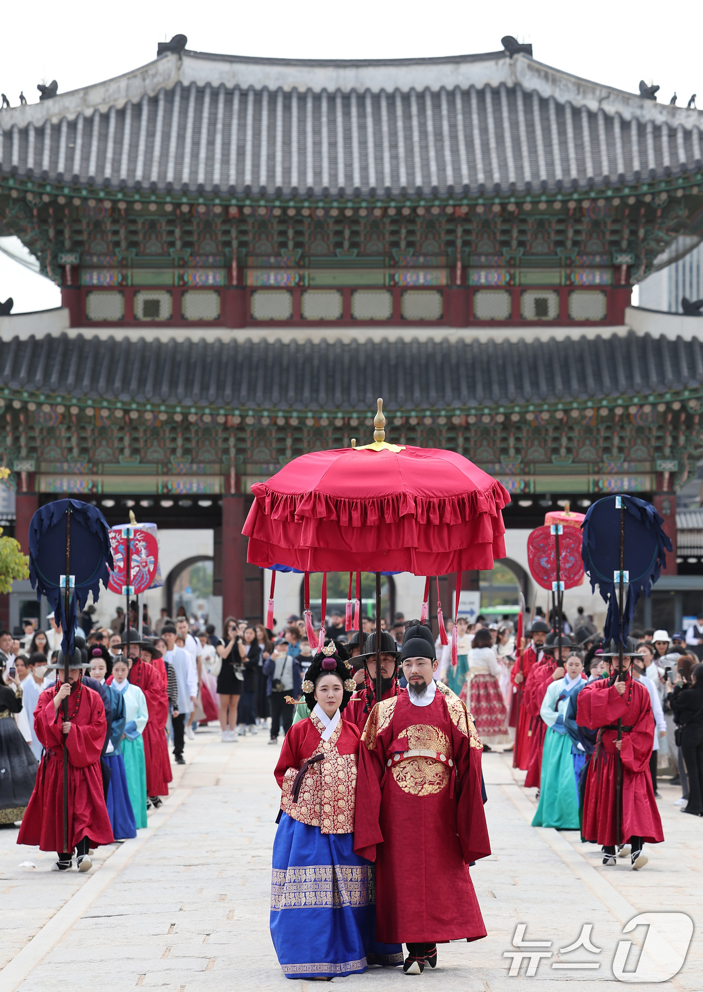 (서울=뉴스1) 김성진 기자 = 10일 서울 종로구 경복궁에서 열린 2024 가을 궁중문화축전에서 국왕, 왕비, 왕세자, 세자빈이 군사의 호위를 받으며 궁궐을 산책하는 '왕가의 산 …