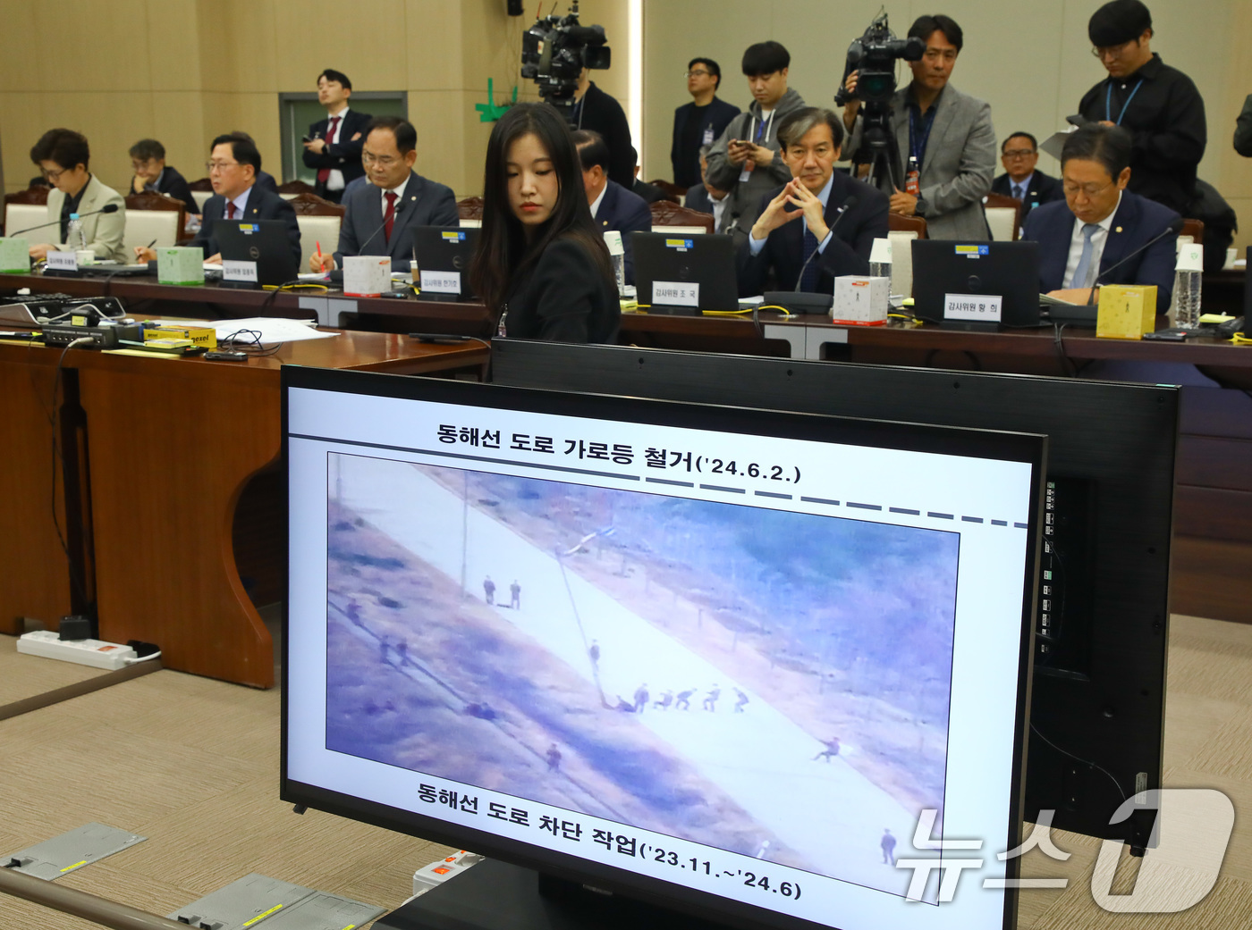 (서울=뉴스1) 국회사진취재단 = 김명수 합동참모본부 의장이 10일 서울 용산 합동참모본부에서 열린 국회 국정감사에서 북한이 남북 단절 조치를 하는 사진을 공개하고 있다. 2024 …