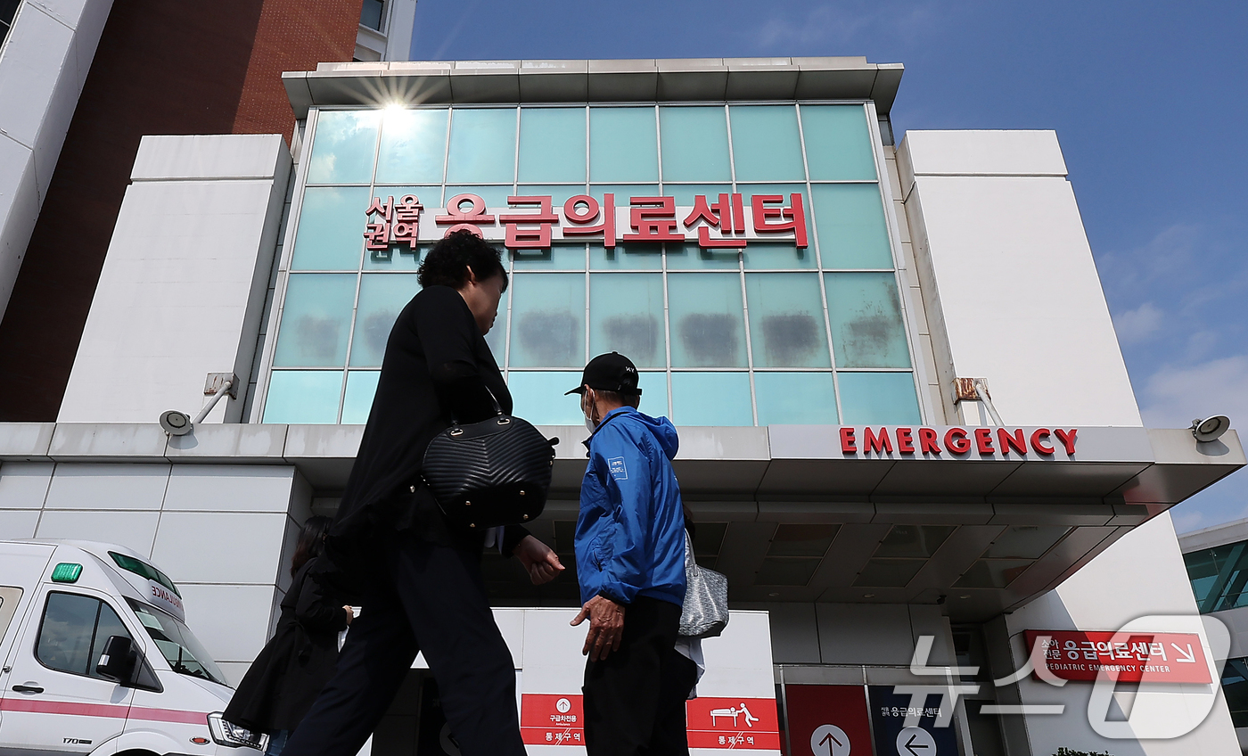 (서울=뉴스1) 김진환 기자 = 정부의 의대 정원 확대에 반발하는 전공의들을 비롯한 의료계의 집단행동이 장기화 되고 있는 10일 서울의 한 대학병원 응급의료센터 앞으로 시민들이 발 …