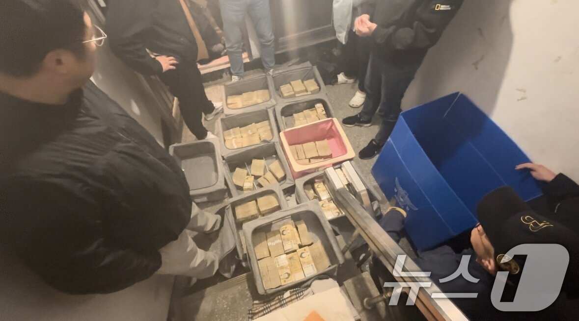 본문 이미지 - 서울 송파경찰서는 보관 서비스 업체에 맡긴 수십억 원 현금을 훔쳐 달아난 직원 40대 남성 A 씨를 지난 5일 구속했다고 10일 밝혔다. 사진은 압수 현장 모습. (송파경찰서 제공) 2024.10.10/뉴스1