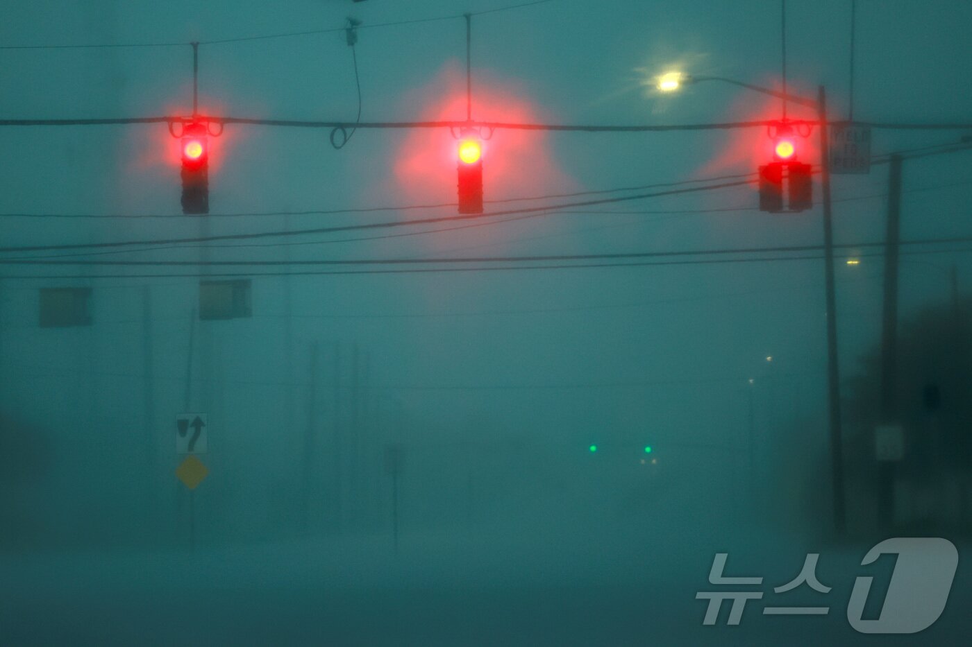 본문 이미지 - 9일(현지시간) 허리케인 '밀턴'이 상륙한 미국 플로리다주 올랜도의 거리에 신호등이 켜져 있는 모습. 2024.10.09 ⓒ 로이터=뉴스1 ⓒ News1 김지완 기자