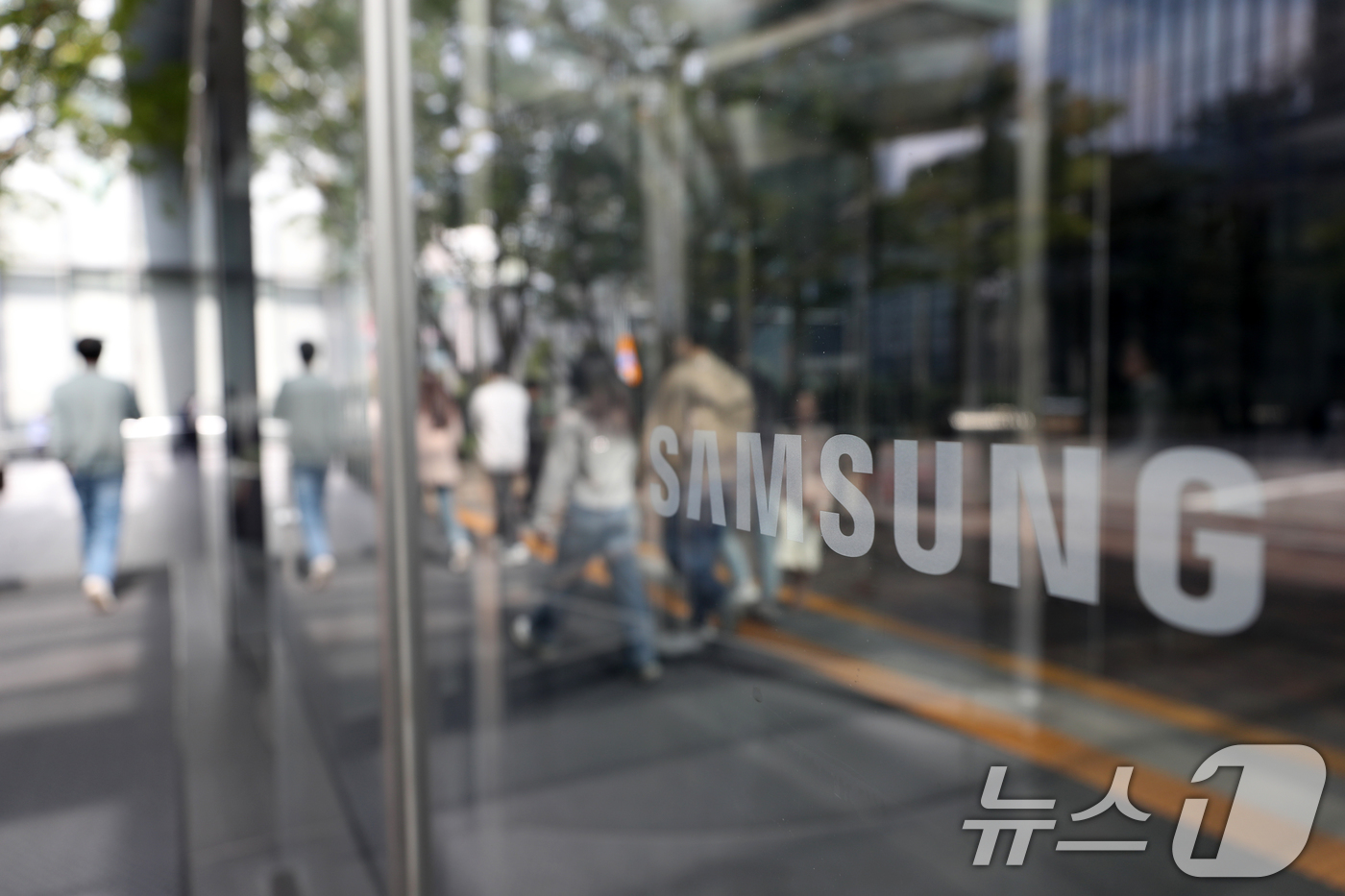 (서울=뉴스1) 이승배 기자 = 삼성전자 3분기 실적 부진으로 이례적인 사과 메시지까지 낸 가운데 미국 경제지 포브스 선정 세계 최고의 직장 1위에서도 밀려나 3위를 차지했다. 삼 …