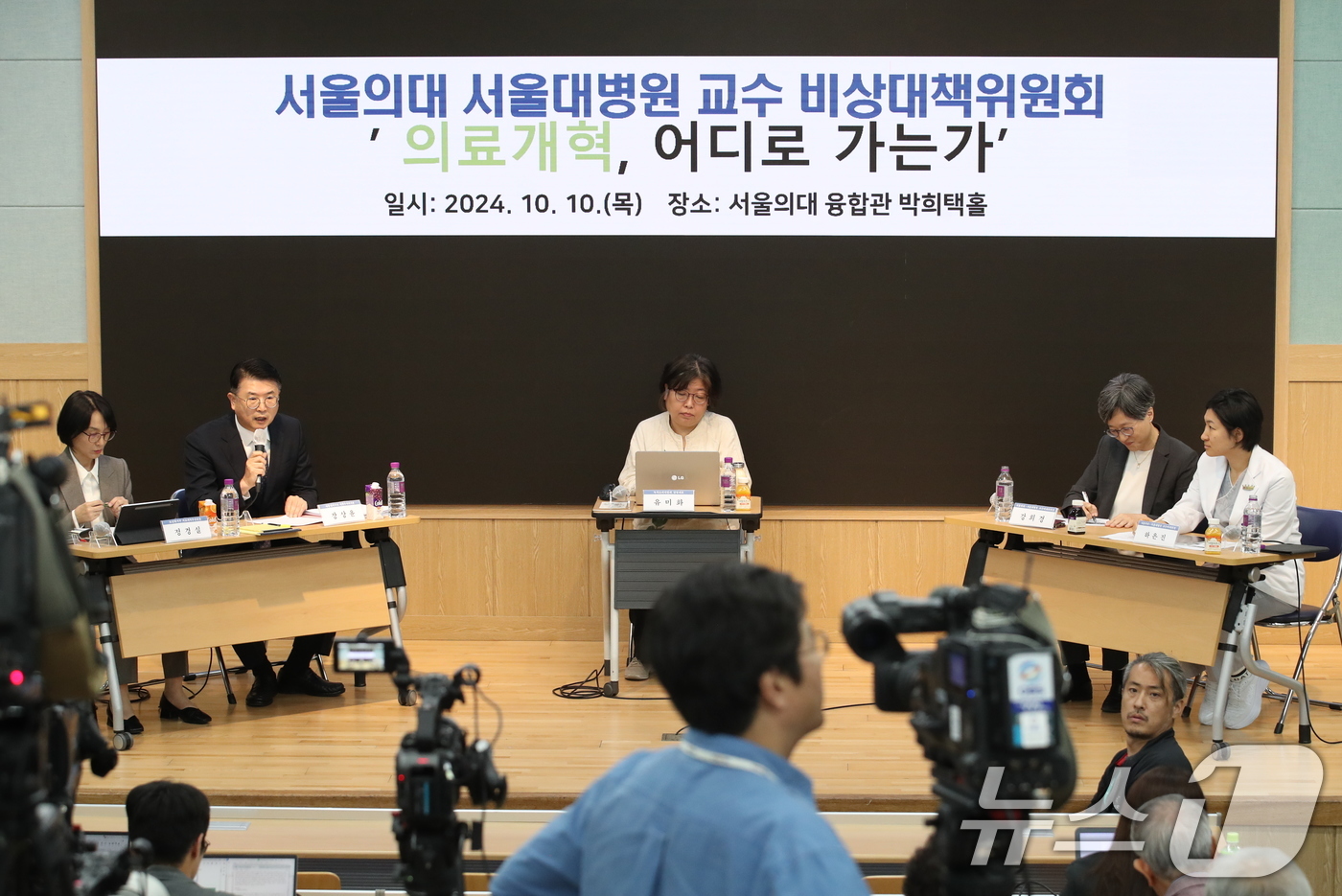 (서울=뉴스1) 오대일 기자 = 장상윤 대통령실 사회수석(왼쪽 두번째)이 10일 서울 종로구 서울대학교 의과대학 융합관에서 열린 서울의대 교수 비대위·보건복지부 주최 ‘의료개혁, …