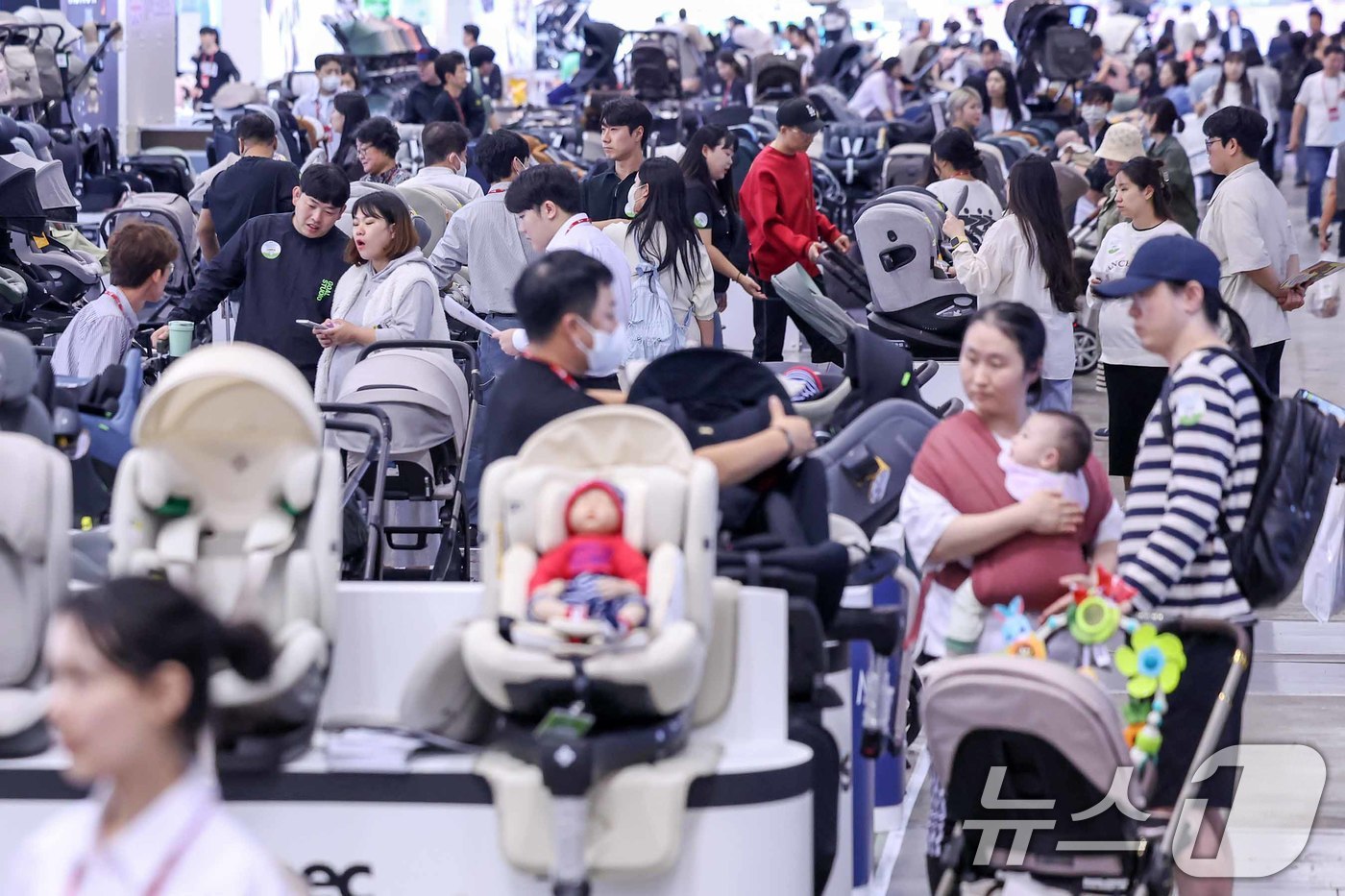 (고양=뉴스1) 민경석 기자 = 10일 오후 경기도 고양시 킨텍스에서 열린 '제78회 코베 베이비페어'를 찾은 예비 부모들이 임신·출산 용품을 둘러보고 있다. 2024.10.10/ …