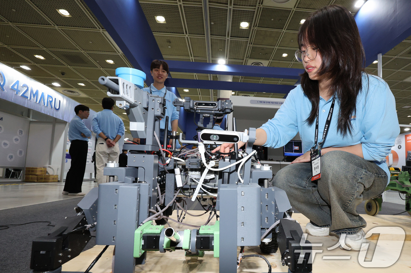 (서울=뉴스1) 장수영 기자 = 한국기술교육대 학생이 10일 오후 서울 강남구 코엑스에서 열린 디지털 혁신 페스타 2024에서 무인방범로봇을 시연하고 있다. 2024.10.10/뉴 …
