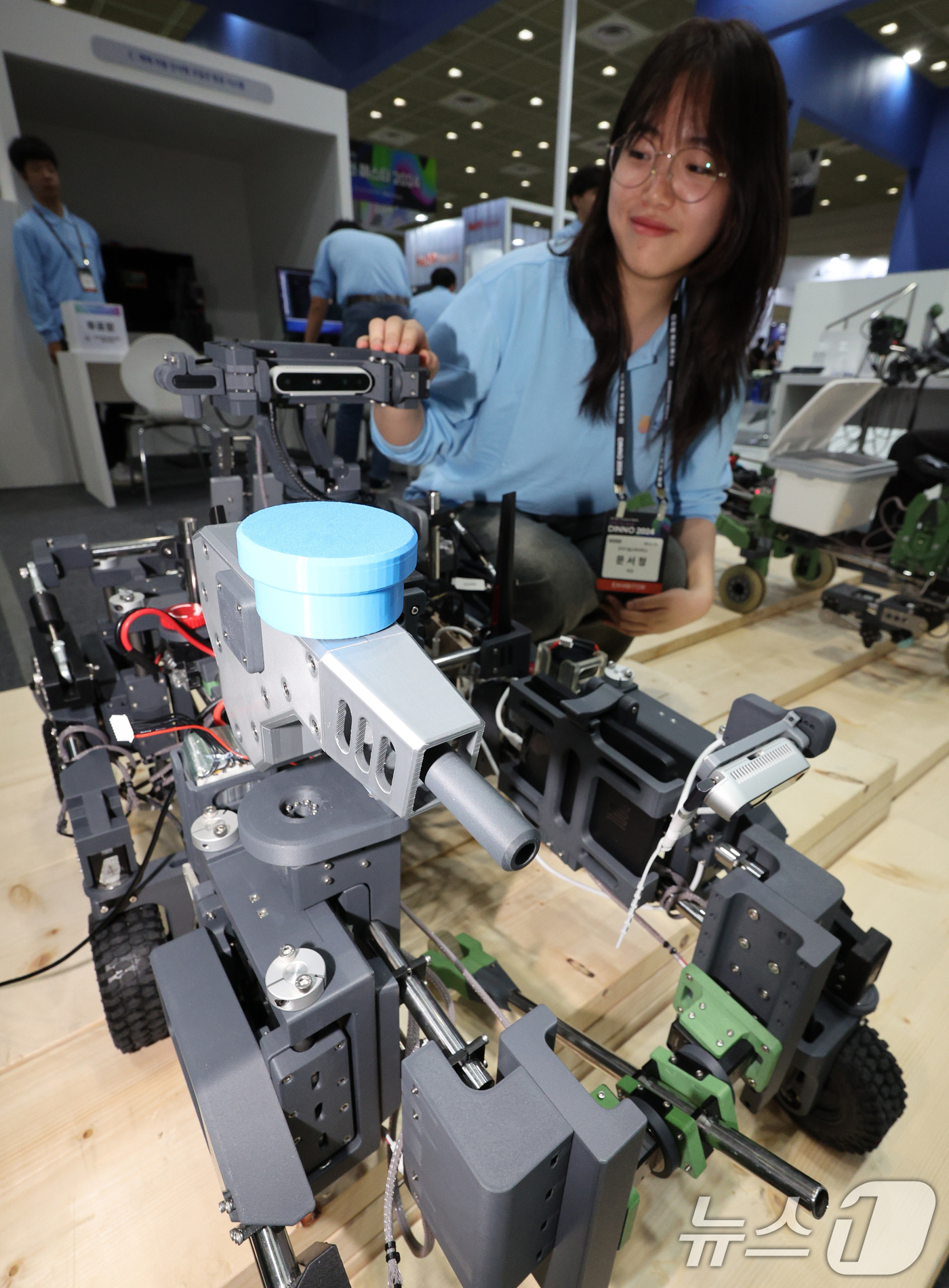 (서울=뉴스1) 장수영 기자 = 한국기술교육대 학생이 10일 오후 서울 강남구 코엑스에서 열린 디지털 혁신 페스타 2024에서 무인방범로봇을 시연하고 있다. 2024.10.10/뉴 …